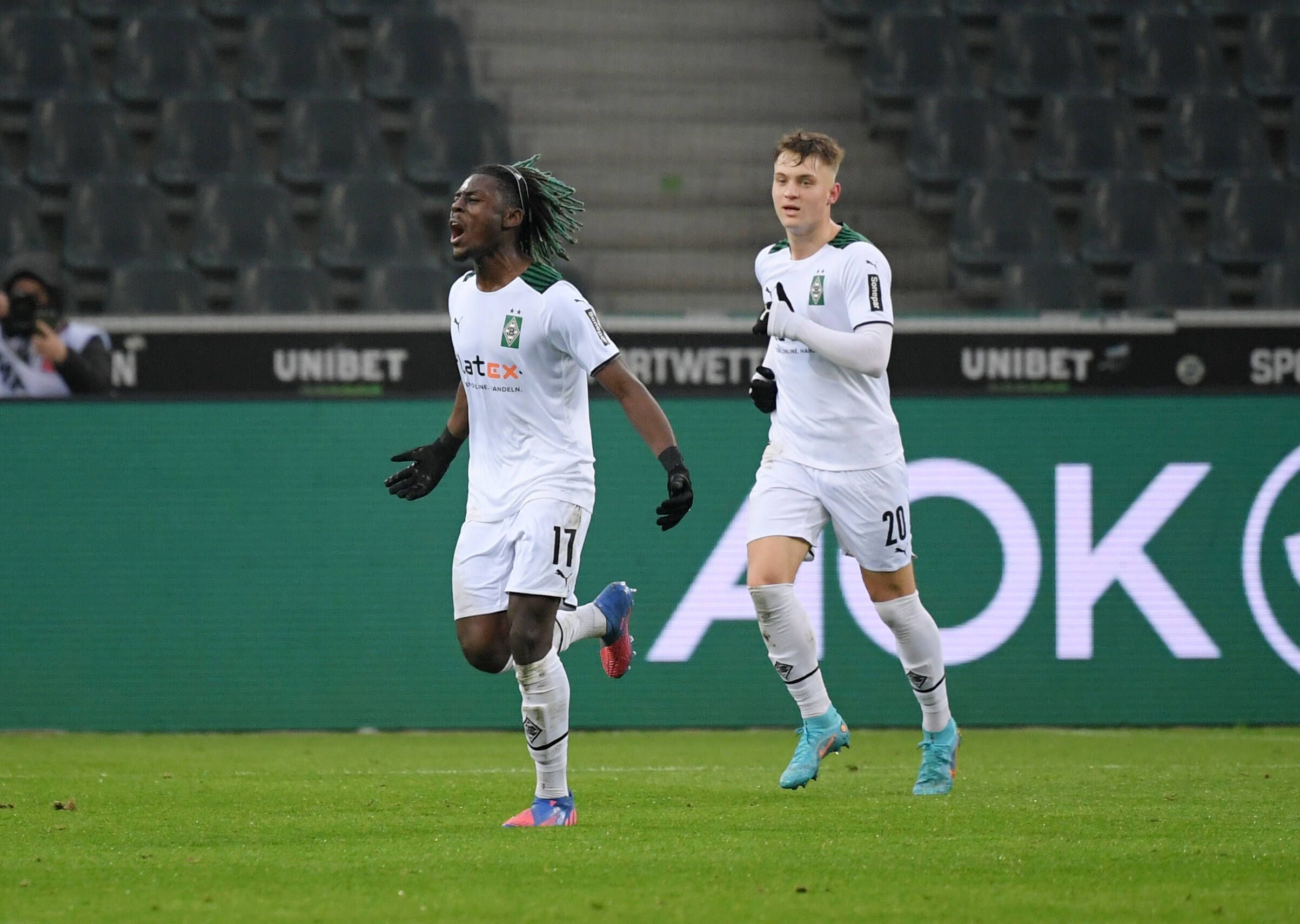 Manu Koné (l.) bejubelt seinen Treffer für Borussia Mönchengladbach gegen Union Berlin am 22. Januar 2022, Luca Netz folgt als erster Gratulant.