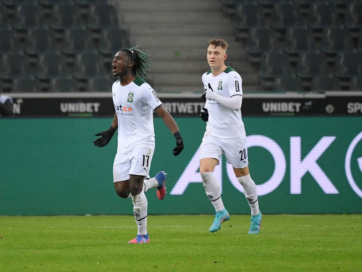 Manu Koné (l.) bejubelt seinen Treffer für Borussia Mönchengladbach gegen Union Berlin am 22. Januar 2022, Luca Netz folgt als erster Gratulant.