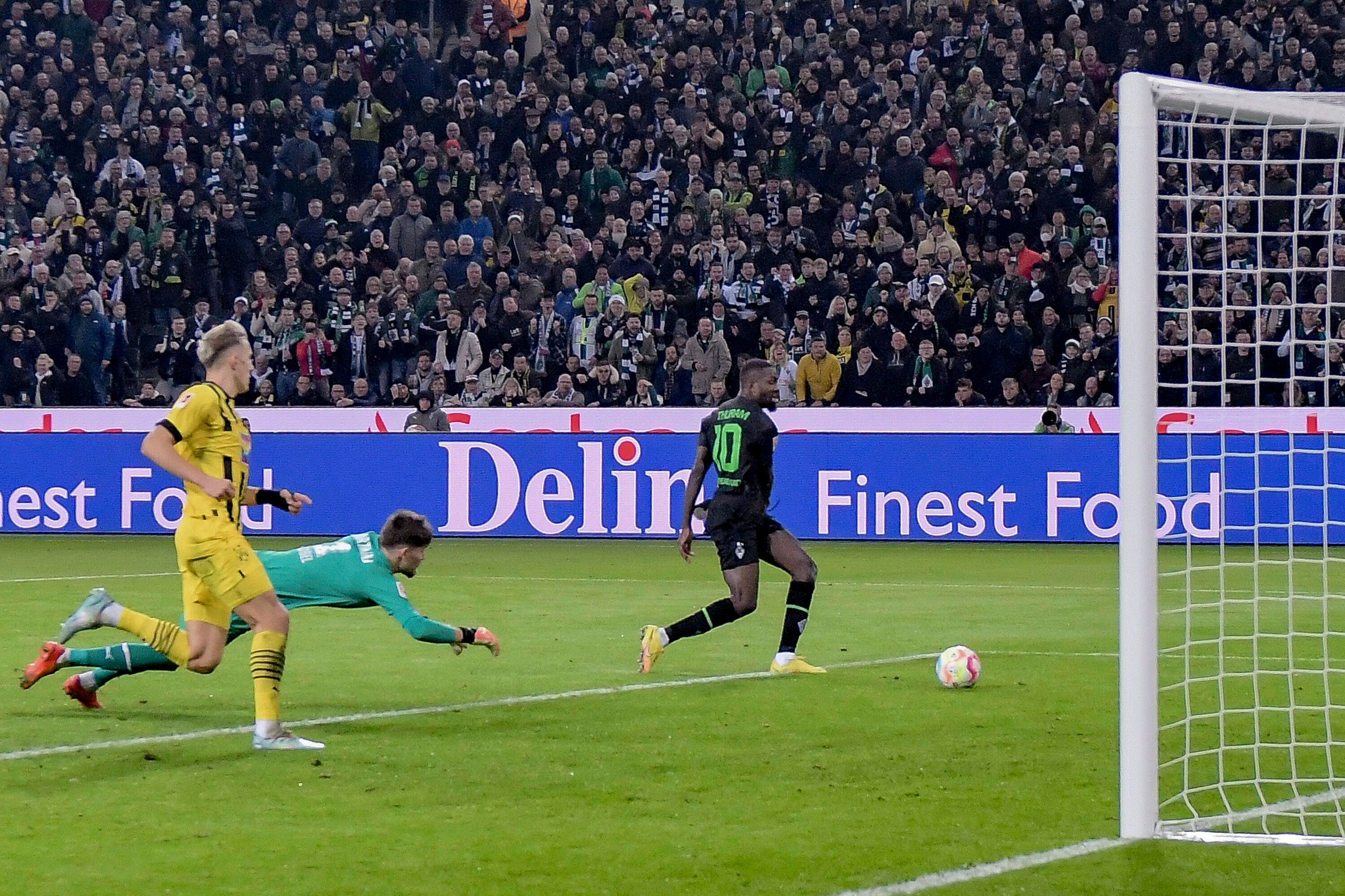 Marcus Thuram (r.) trifft zum zwischenzeitlichen 3:1 für Borussia Mönchengladbach im Bundesliga-Spiel gegen Borussia Dortmund am 11. November 2022.