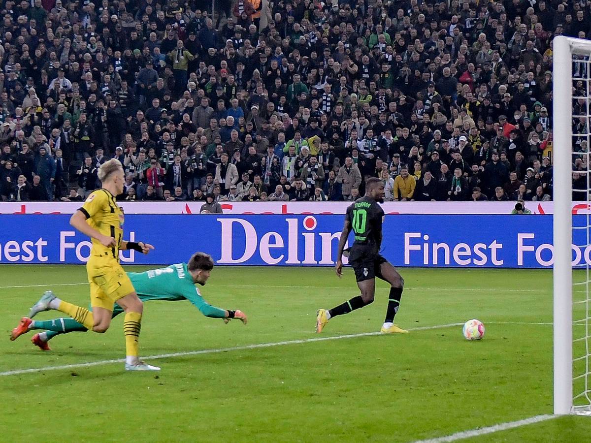 Marcus Thuram (r.) trifft zum zwischenzeitlichen 3:1 für Borussia Mönchengladbach im Bundesliga-Spiel gegen Borussia Dortmund am 11. November 2022.