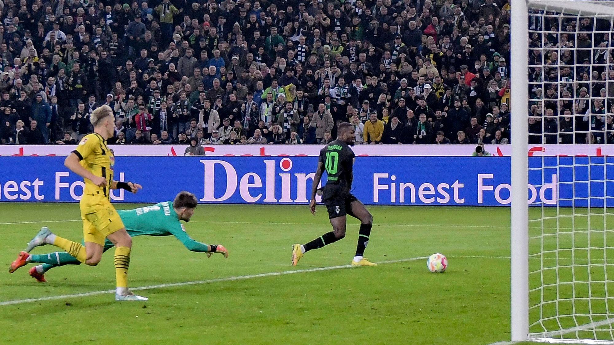 Marcus Thuram (r.) trifft zum zwischenzeitlichen 3:1 für Borussia Mönchengladbach im Bundesliga-Spiel gegen Borussia Dortmund am 11. November 2022.