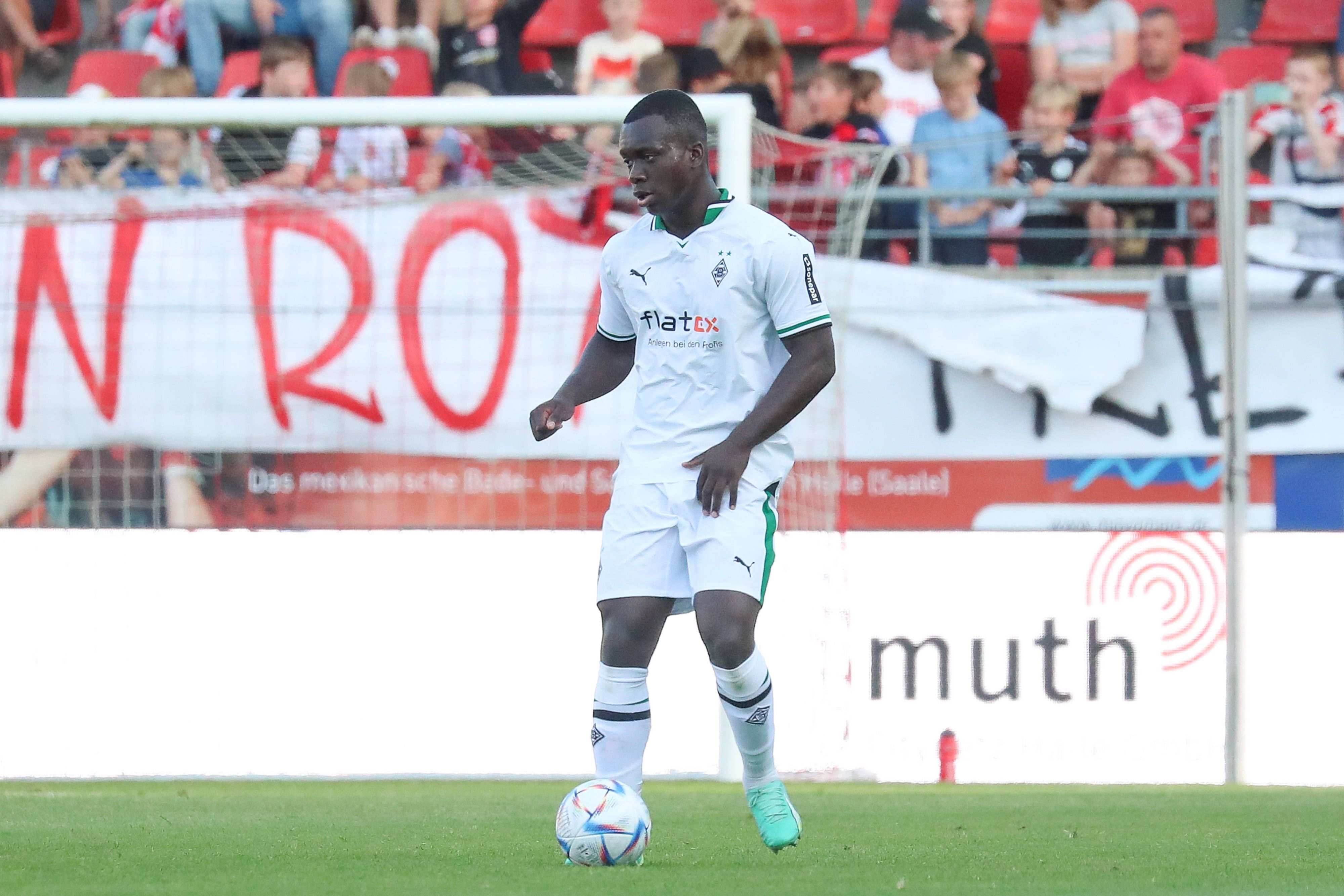 Ibrahim Digberekou beim Testspiel von Borussia Mönchengladbach beim Halleschen FC am 31. Mai 2023.