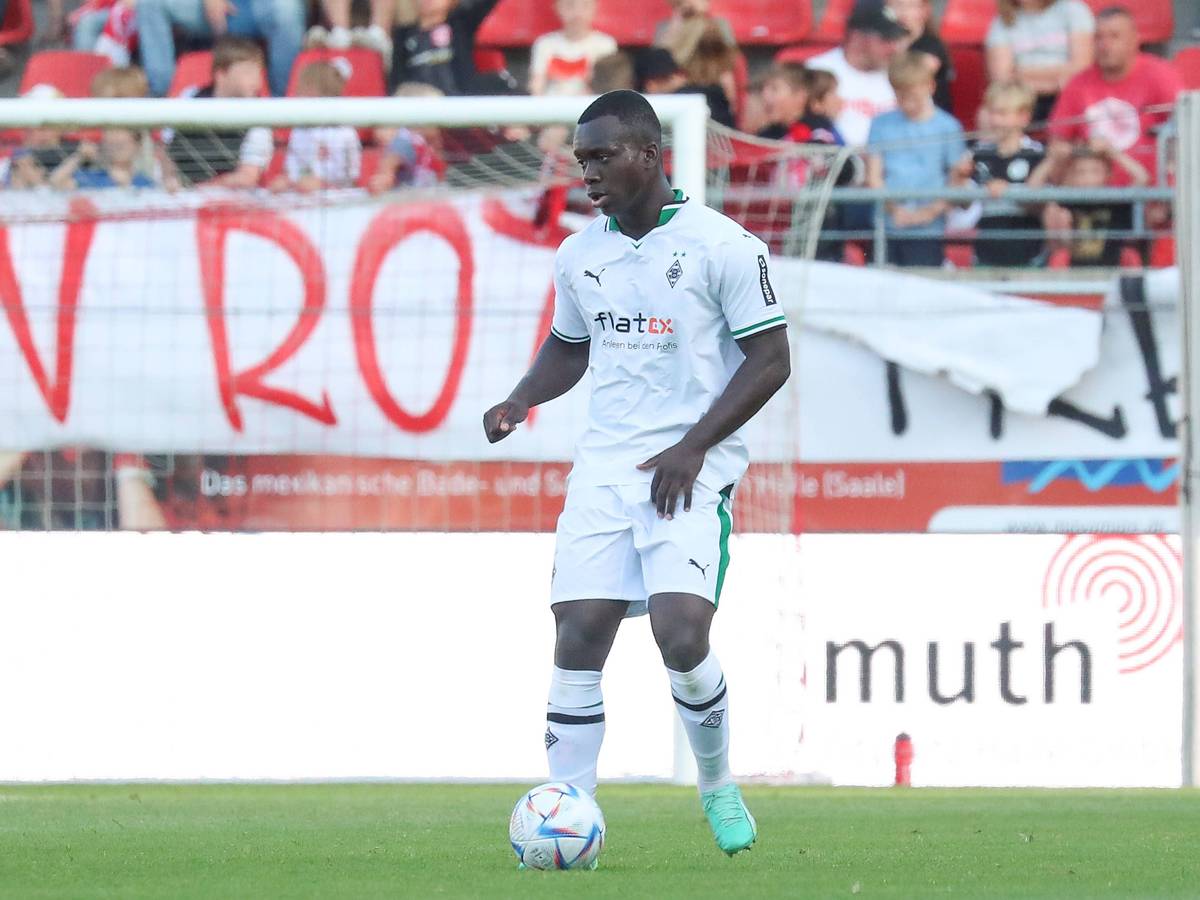 Ibrahim Digberekou beim Testspiel von Borussia Mönchengladbach beim Halleschen FC am 31. Mai 2023.