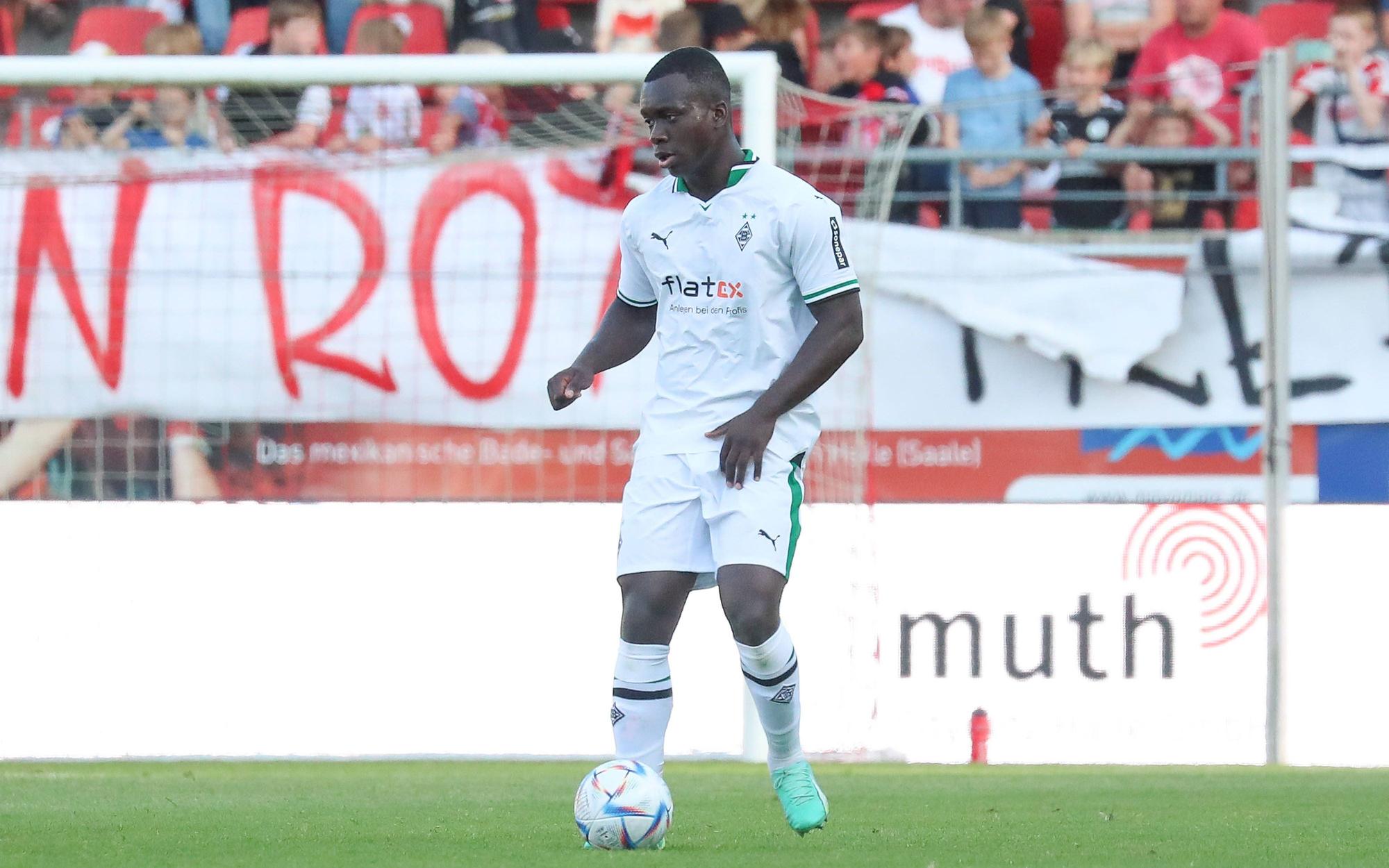Ibrahim Digberekou beim Testspiel von Borussia Mönchengladbach beim Halleschen FC am 31. Mai 2023.