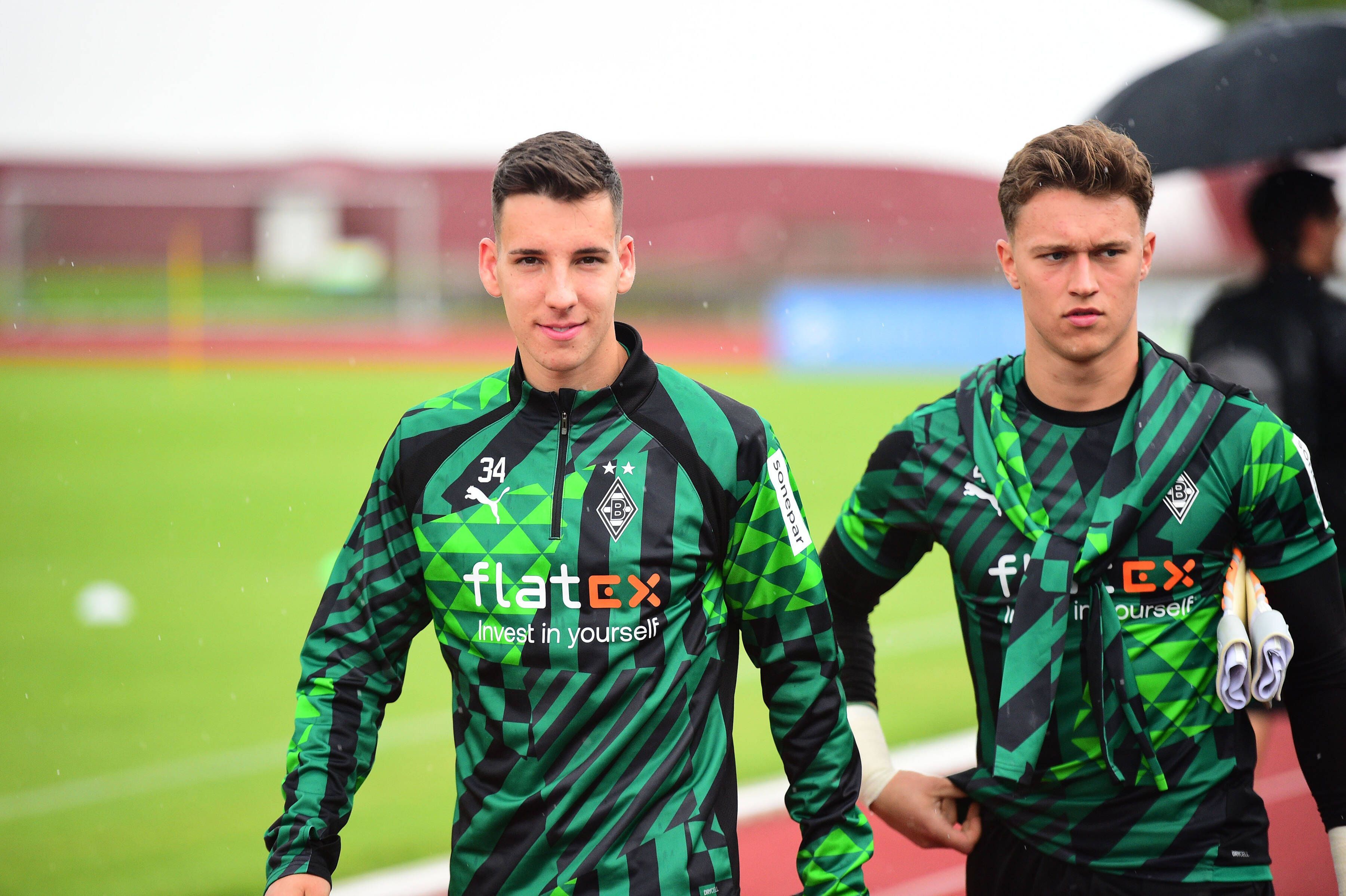 Conor Noß (l.) im Trainingslager von Borussia Mönchengladbach am 4. Juli 2022 mit Jan Olschowsky.