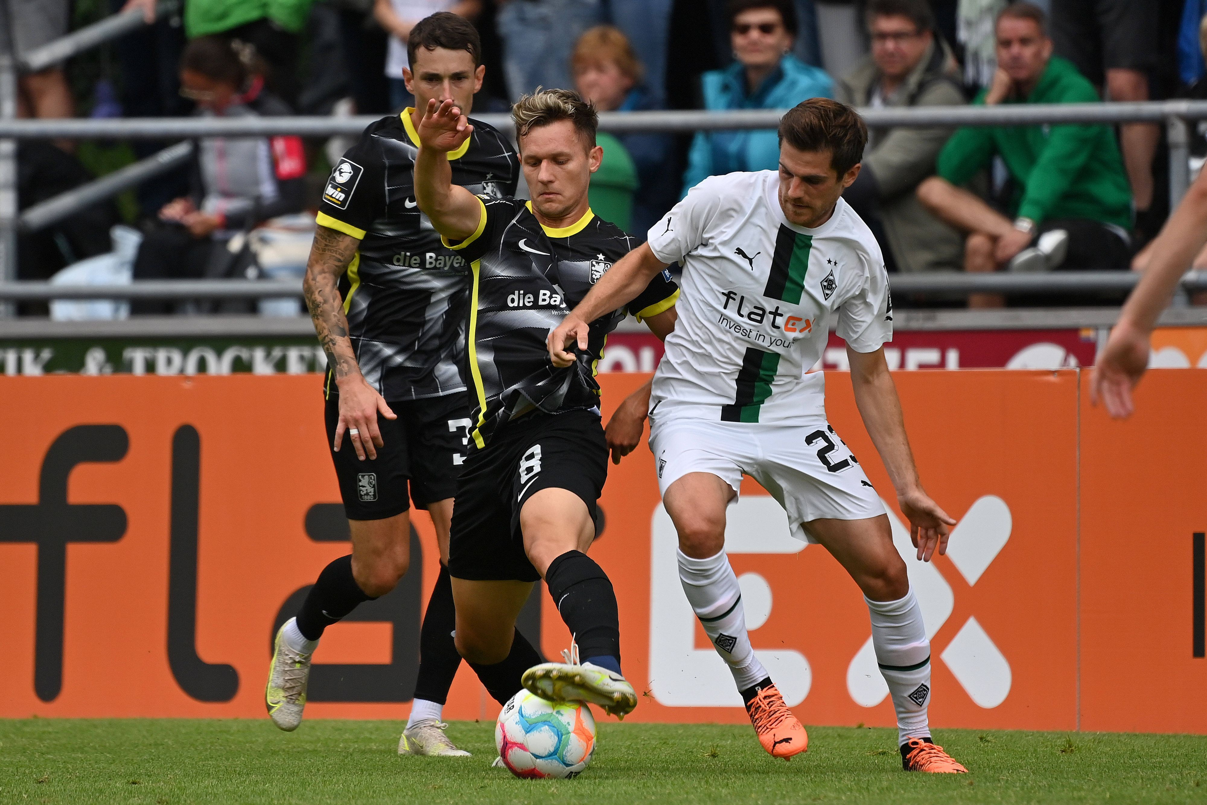 Jonas Hofmann von Borussia Mönchengladbach im Zweikampf mit Erik Tallig und Niklas Lang vom TSV 1860 München.