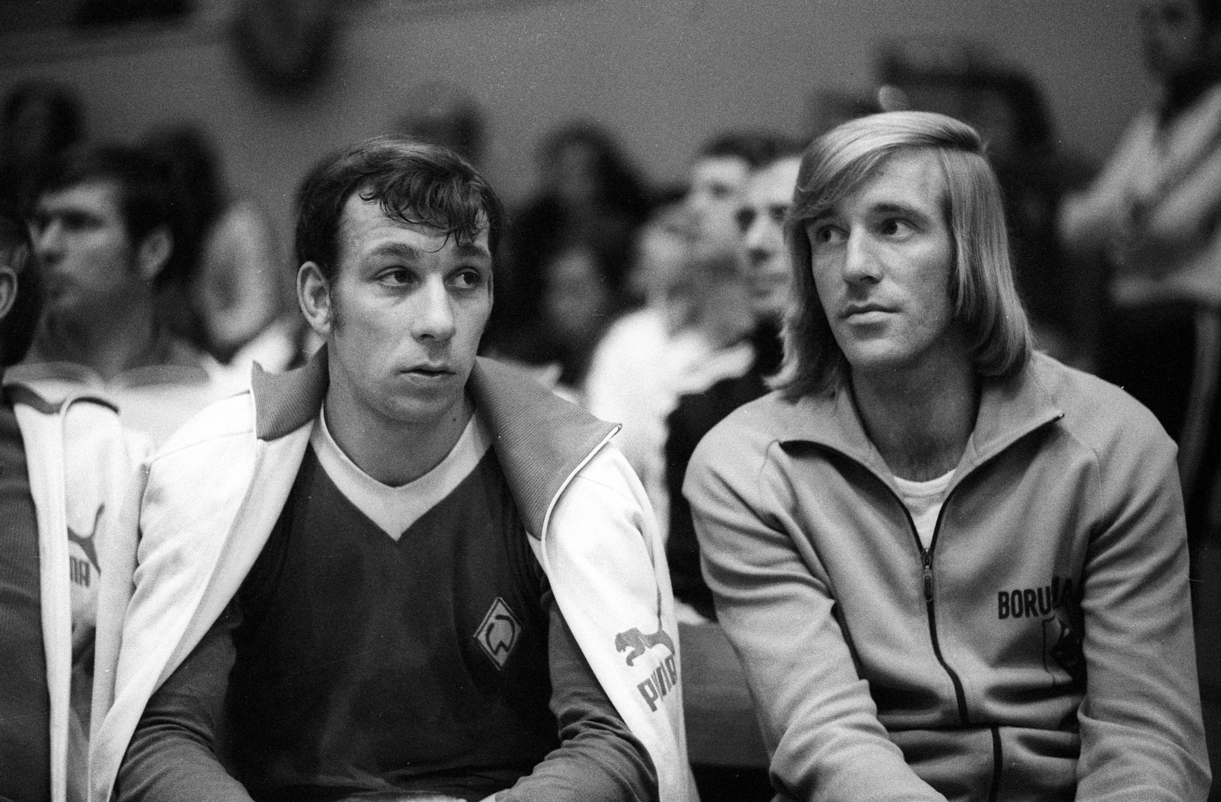 Horst-Dieter Höttges sitzt am 11. Januar 1972 neben Günter Netzer.