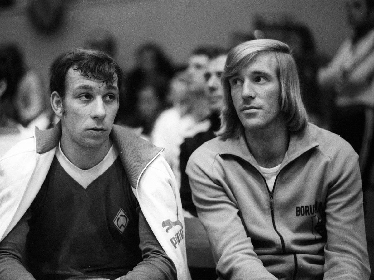 Horst-Dieter Höttges sitzt am 11. Januar 1972 neben Günter Netzer.