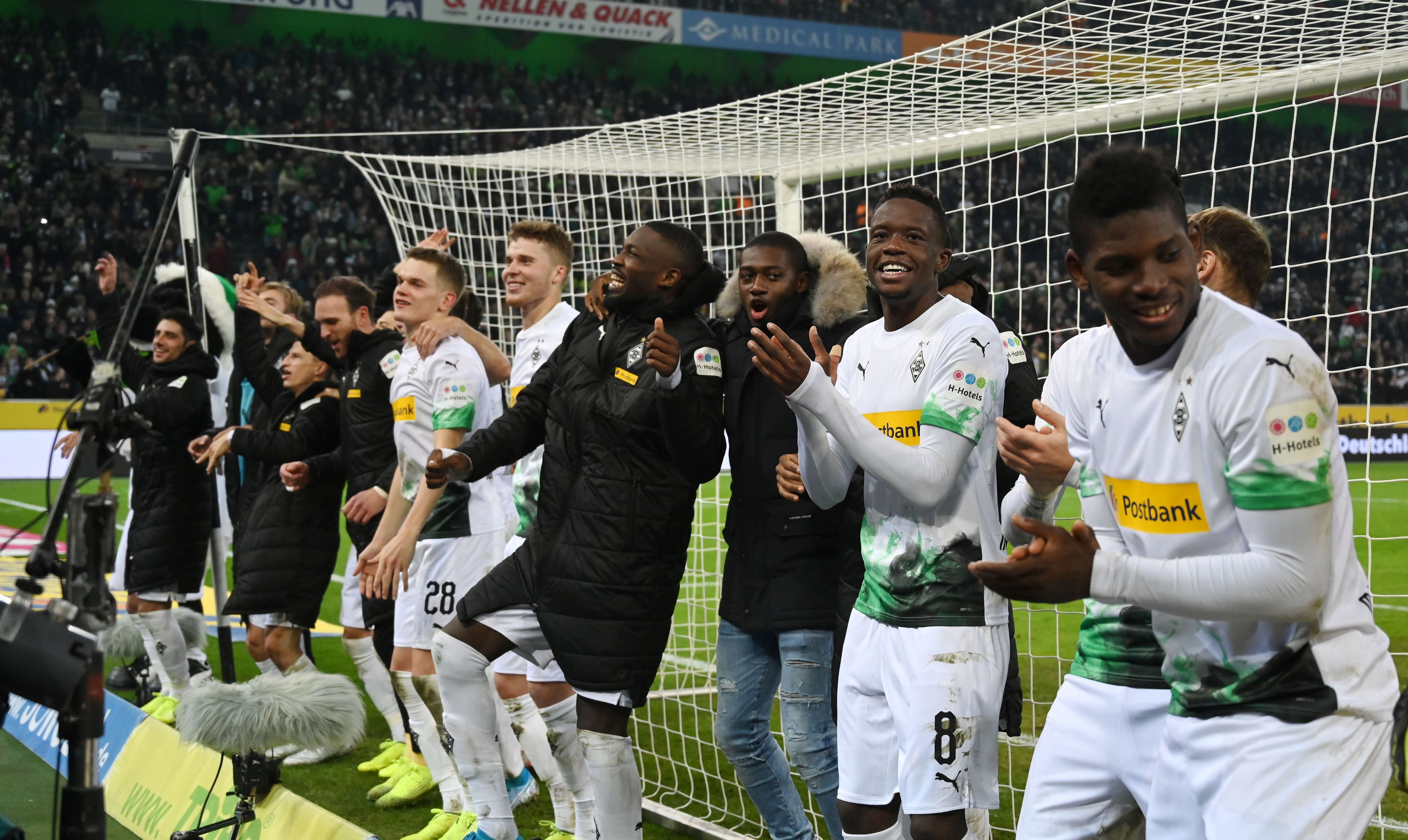 Marcus Thuram feiert nach dem Sieg gegen Bayern München am 7. Dezember 2019 mit seinen Teamkollegen.