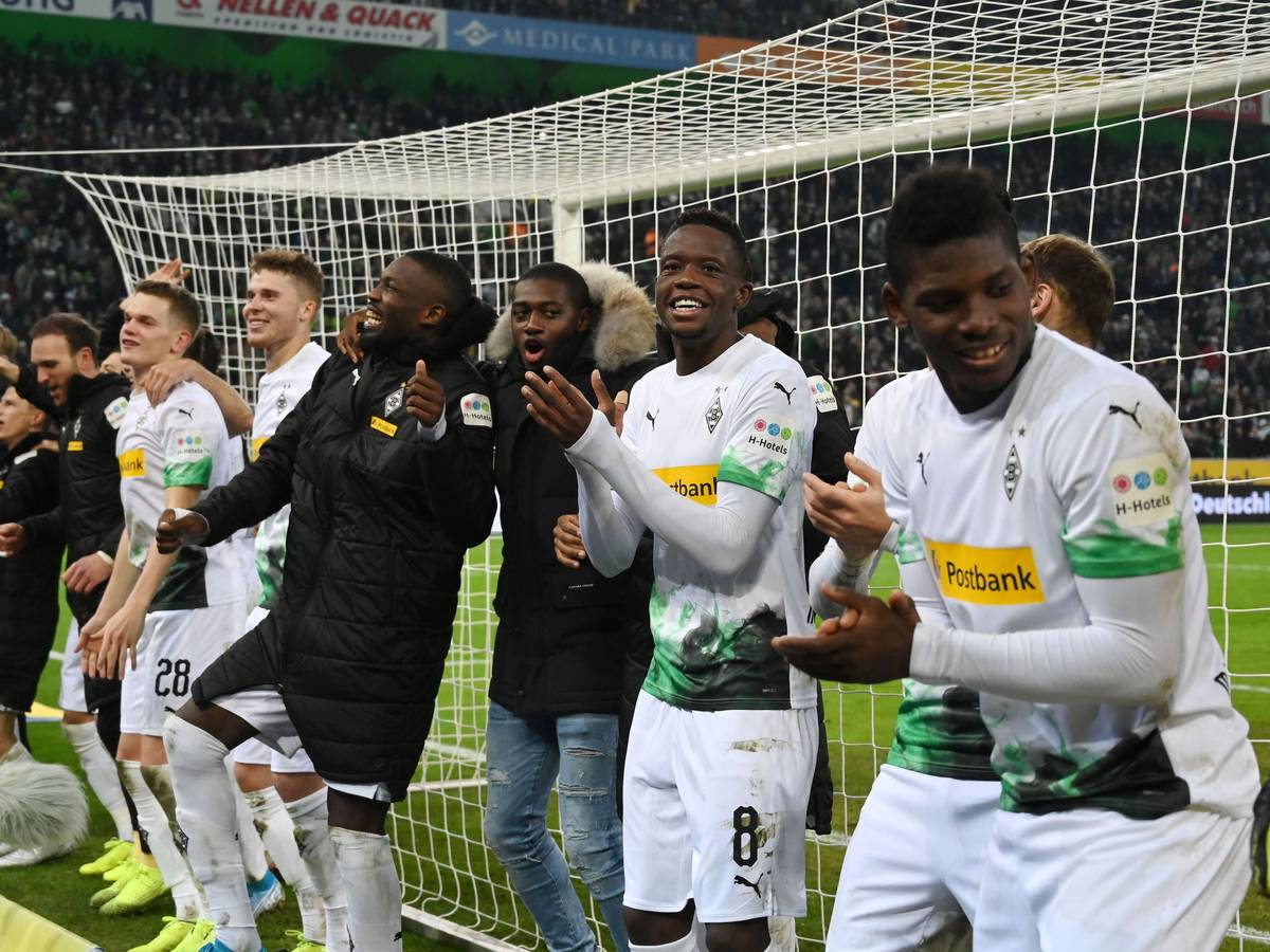 Marcus Thuram feiert nach dem Sieg gegen Bayern München am 7. Dezember 2019 mit seinen Teamkollegen.