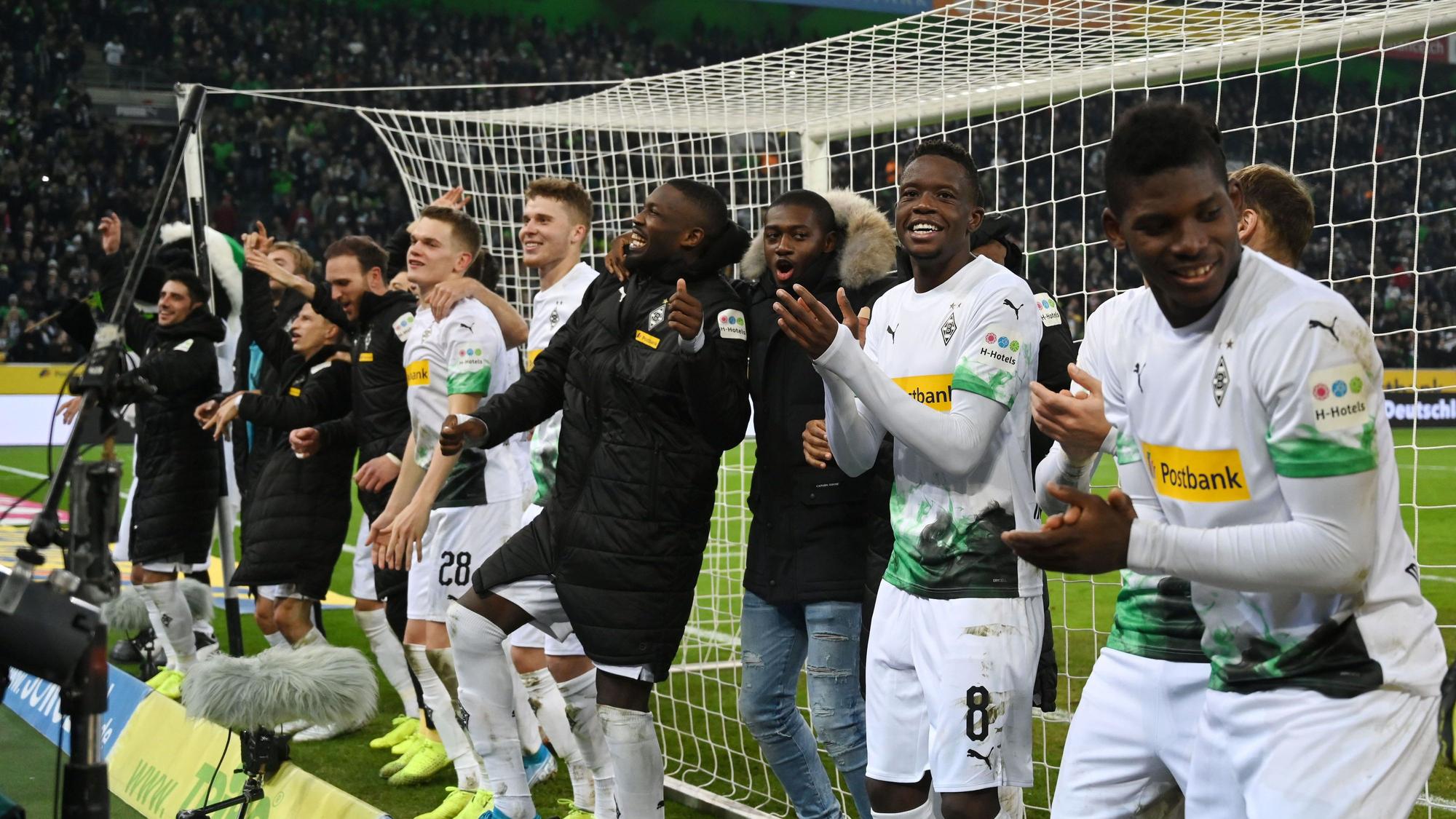 Marcus Thuram feiert nach dem Sieg gegen Bayern München am 7. Dezember 2019 mit seinen Teamkollegen.