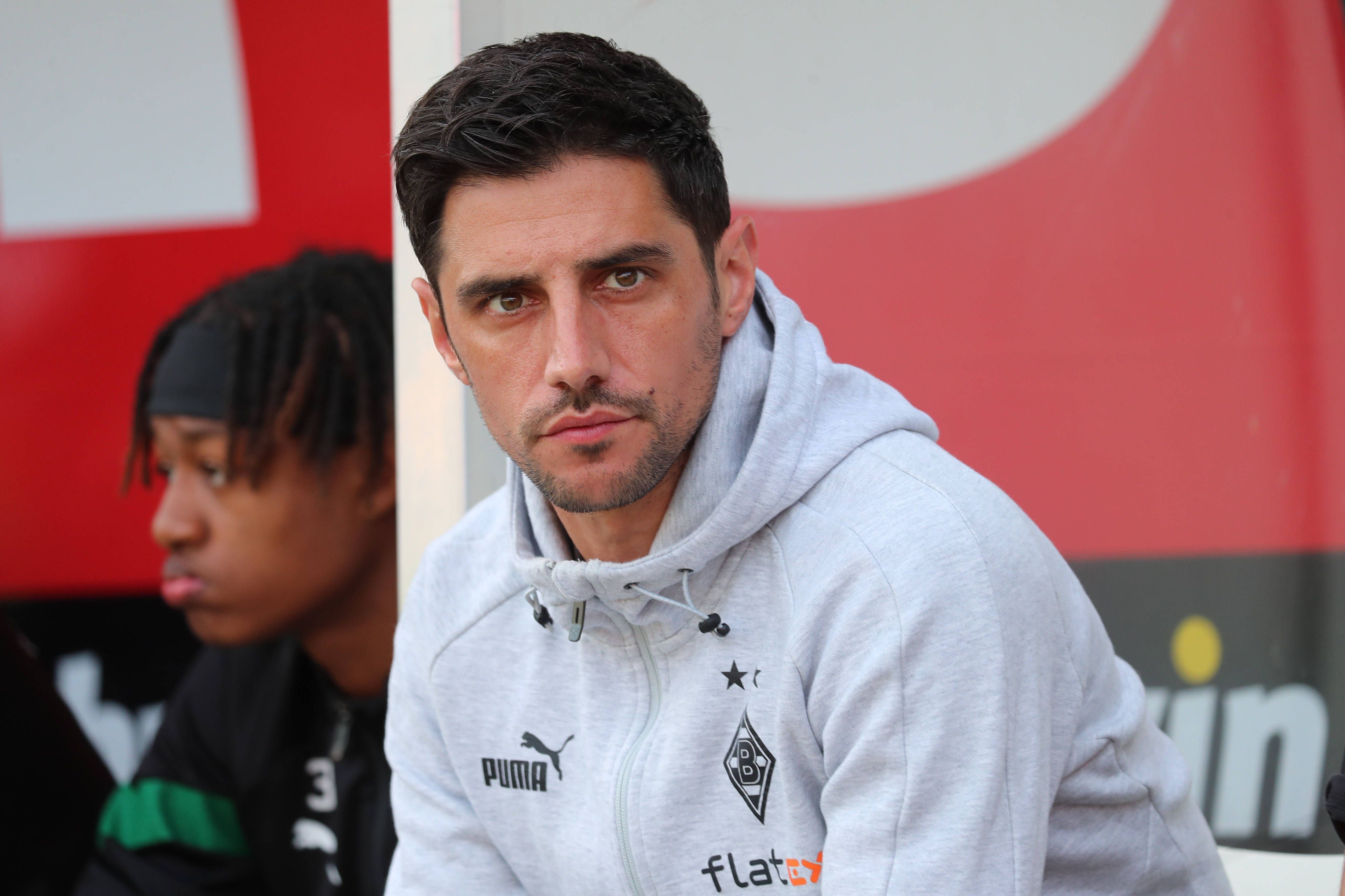 Lars Stindl, hier am 31. Mai 2023 noch auf der Bank von Borussia Mönchengladbach, läuft in der Saison 2023/24 wieder für seinen Heimatverein Karlsruher SC auf.