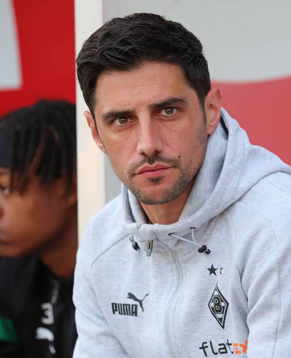 Lars Stindl, hier am 31. Mai 2023 noch auf der Bank von Borussia Mönchengladbach, läuft in der Saison 2023/24 wieder für seinen Heimatverein Karlsruher SC auf.