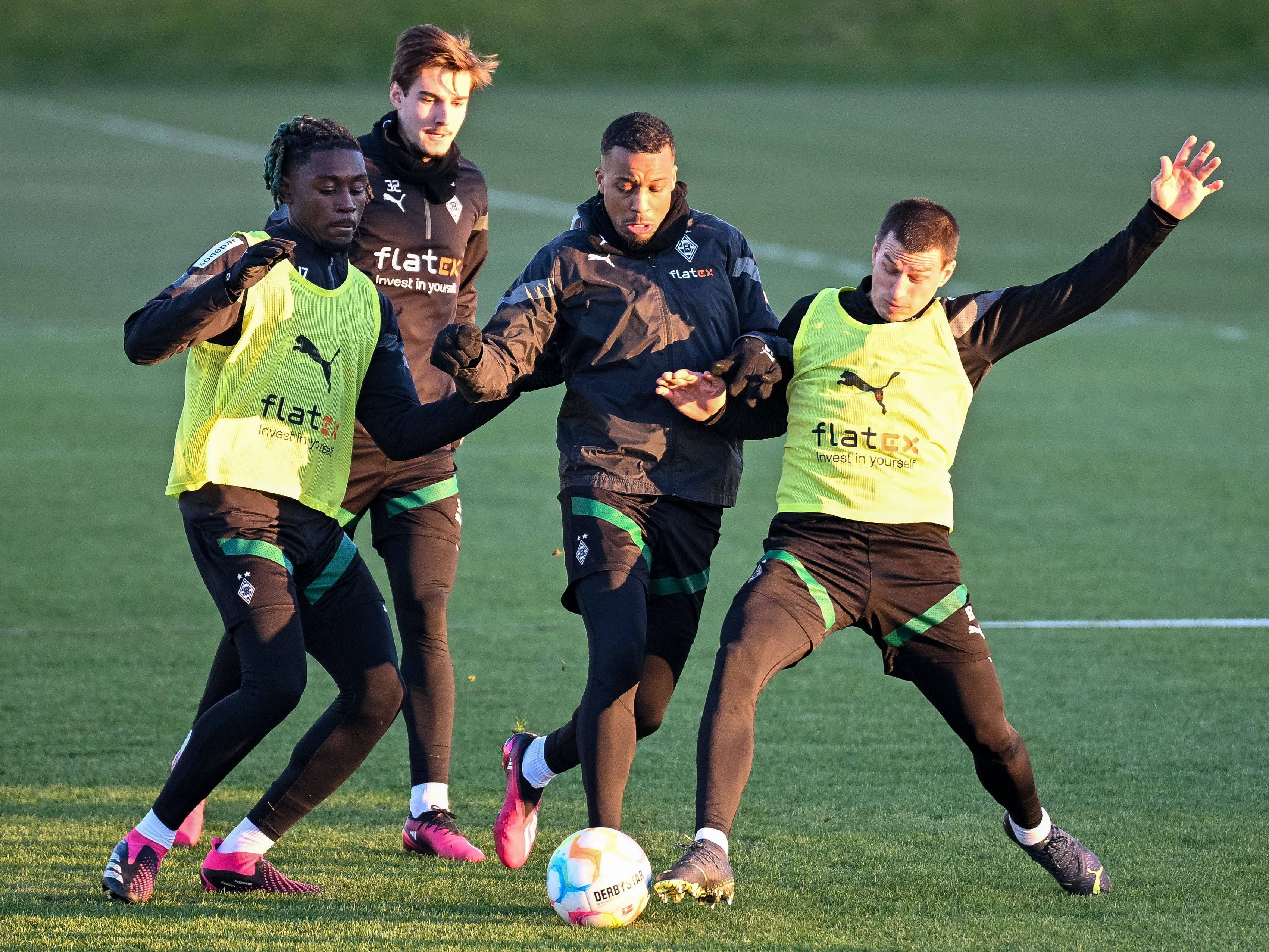 Alassane Plea (2.v.r.) kämpft am 8. Februar mit seinem Teamkollegen von Borussia Mönchengladbach im Training um den Ball.