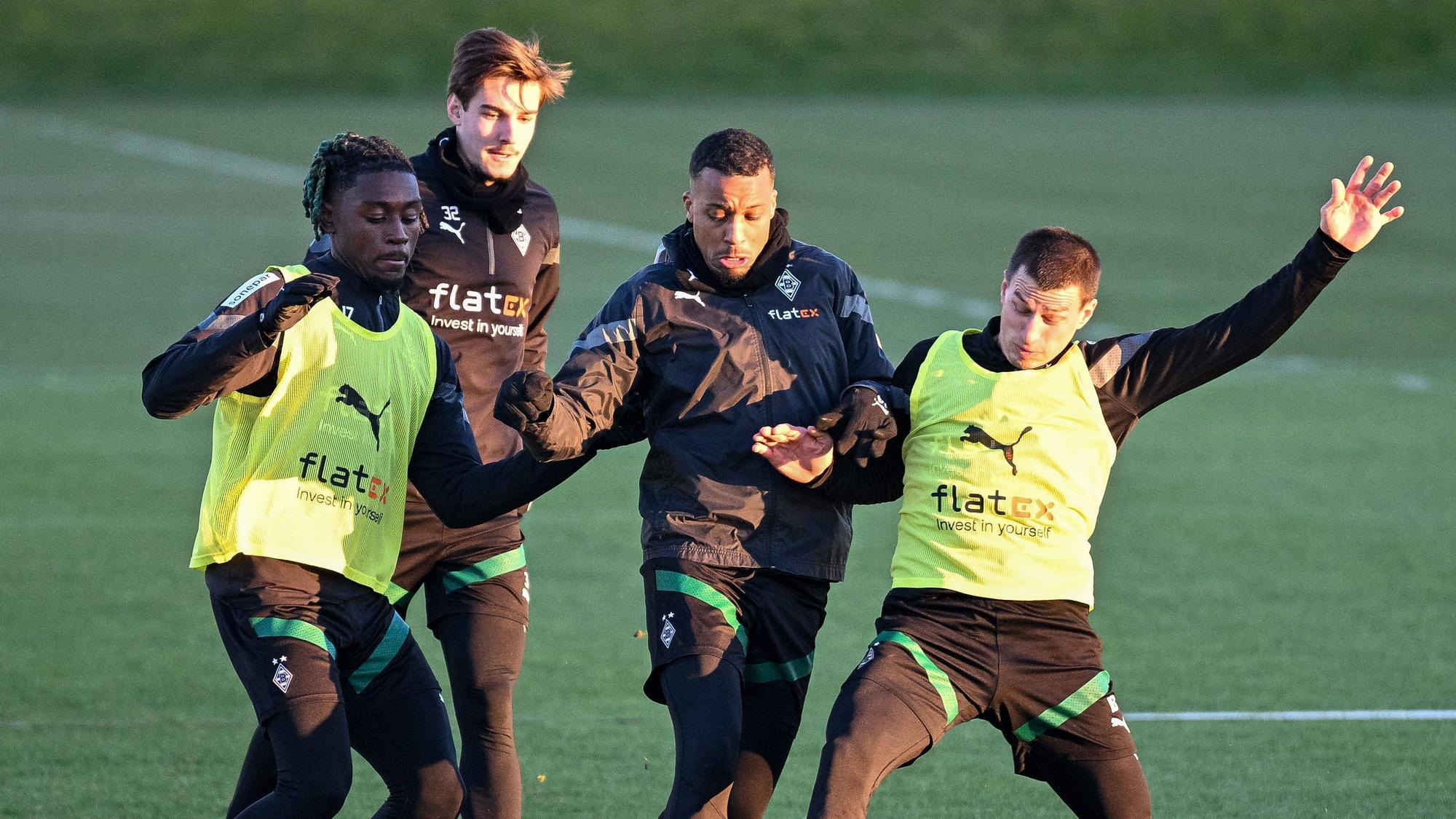 Alassane Plea (2.v.r.) kämpft am 8. Februar mit seinem Teamkollegen von Borussia Mönchengladbach im Training um den Ball.