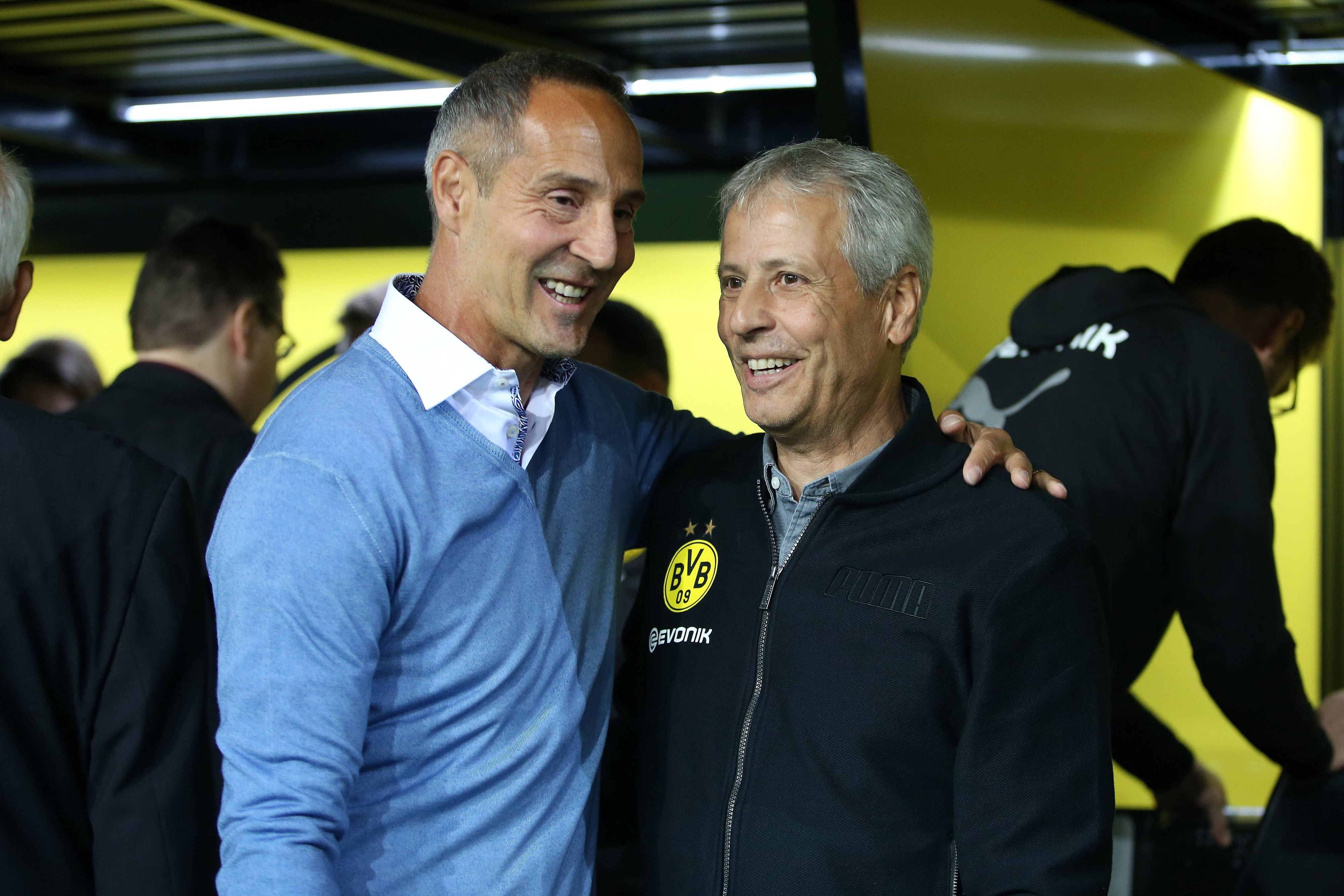 Adi Hütter legt seinen Arm um Lucien Favre. Das Foto zeigt die beiden Ex-Gladbach-Trainer am 14. September 2018.