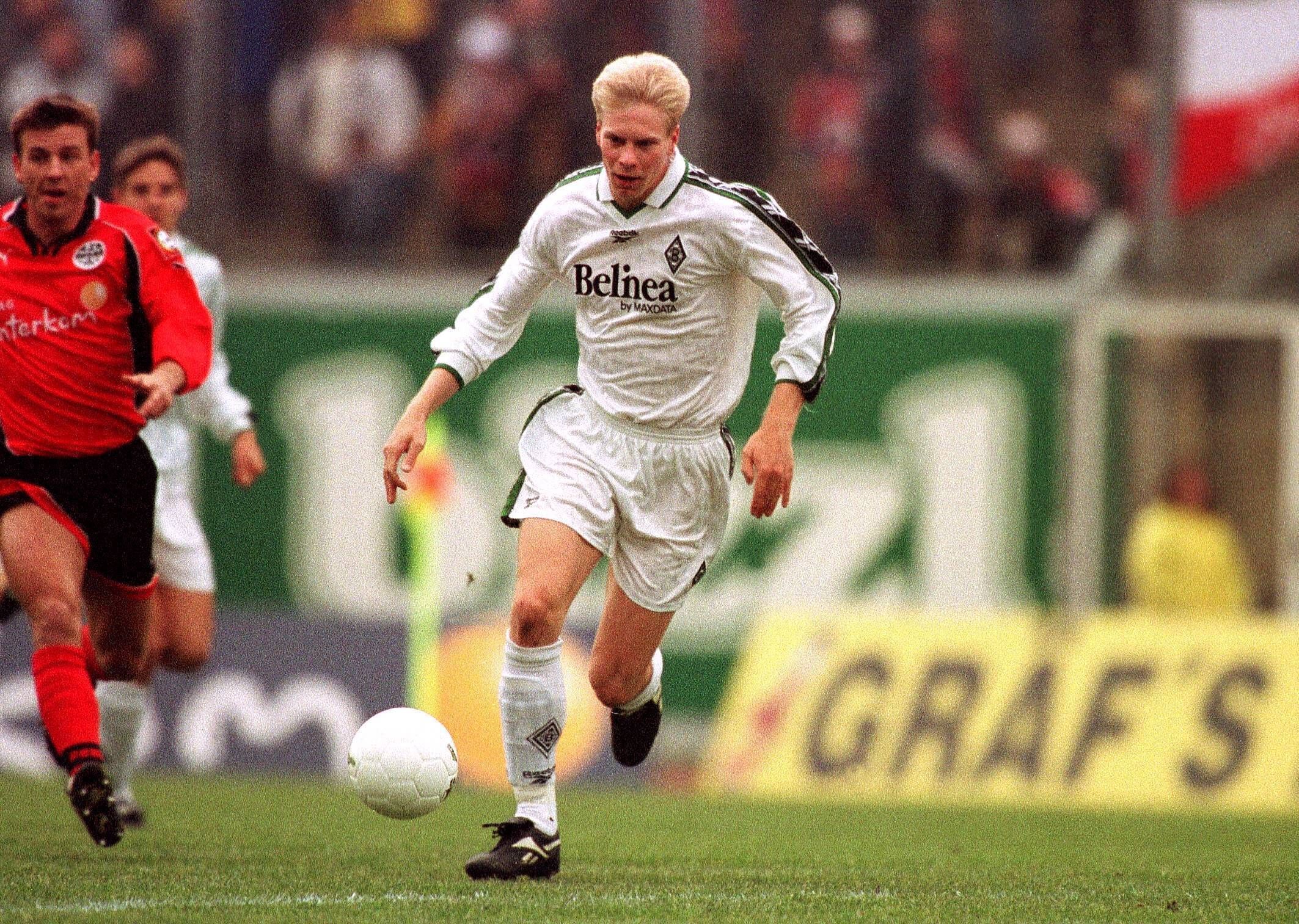 Markus Feldhoff, ehemals Spieler von Borussia Mönchengladbach, in der Saison 1998/1999 bei einem Laufduell mit dem damaligen Frankfurt-Spieler Bernd Schneider.