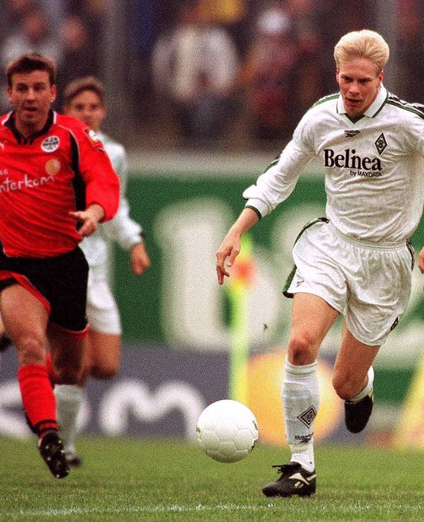 Markus Feldhoff, ehemals Spieler von Borussia Mönchengladbach, in der Saison 1998/1999 bei einem Laufduell mit dem damaligen Frankfurt-Spieler Bernd Schneider.