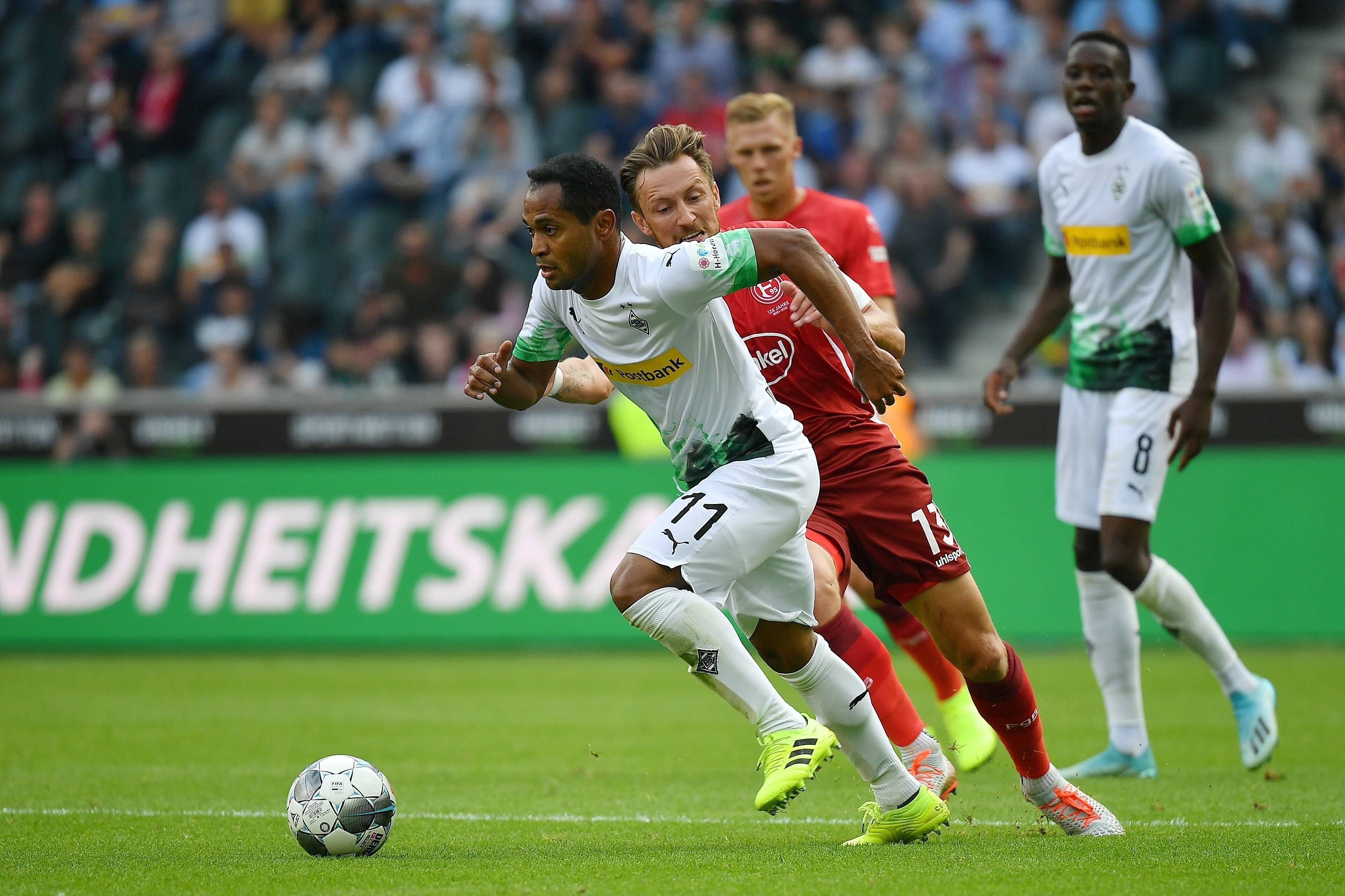 Raffael (l.) rennt Adam Bodzek von Fortuna Düsseldorf am 22. September 2019 davon.