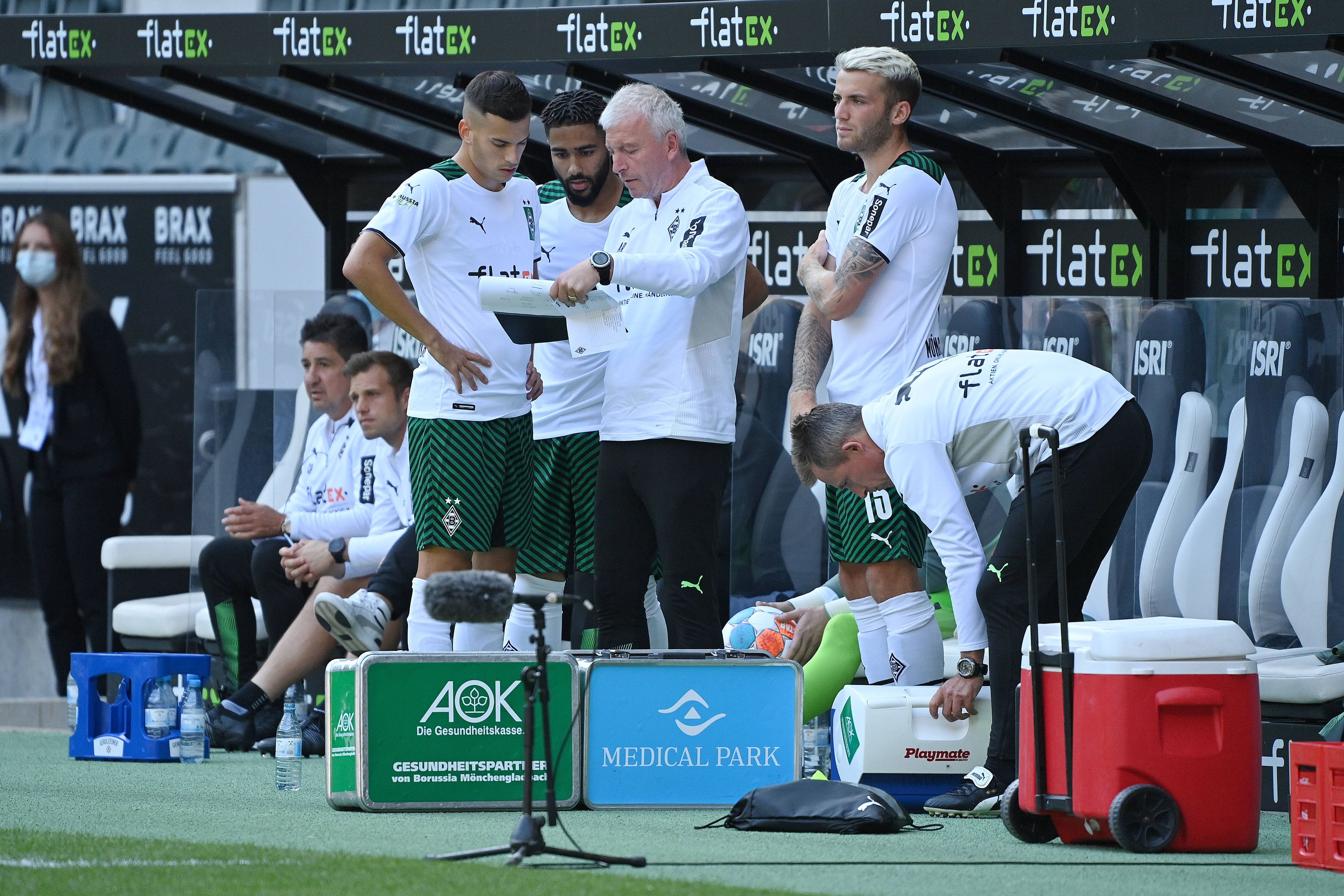 Laszlo Bénes, Keanan Bennetts und Jordan Beyer (v.l.n.r.) stehen am Spielfeldrand und werden auf eine Einwechslung im Trikot von Borussia Mönchengladbach am 31. Juli 2021 vorbereitet.