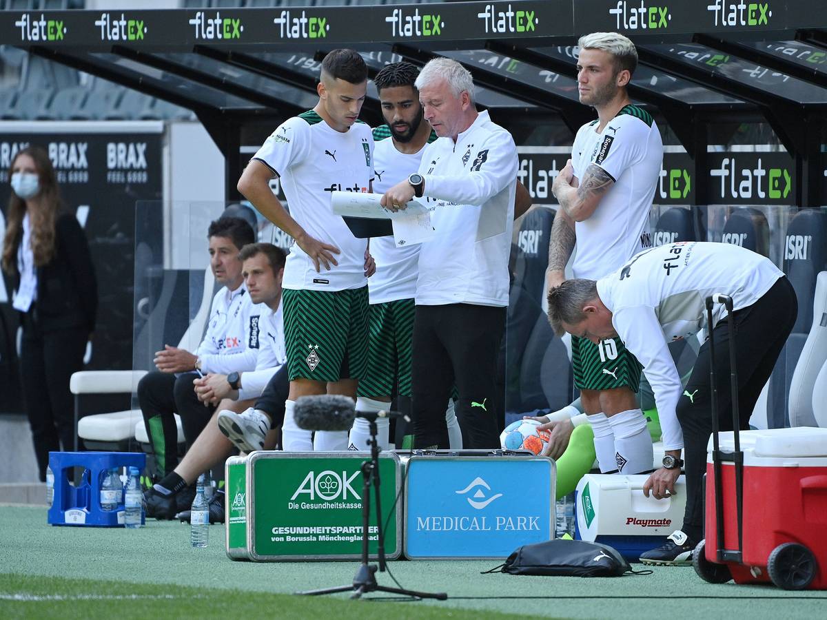 Laszlo Bénes, Keanan Bennetts und Jordan Beyer (v.l.n.r.) stehen am Spielfeldrand und werden auf eine Einwechslung im Trikot von Borussia Mönchengladbach am 31. Juli 2021 vorbereitet.