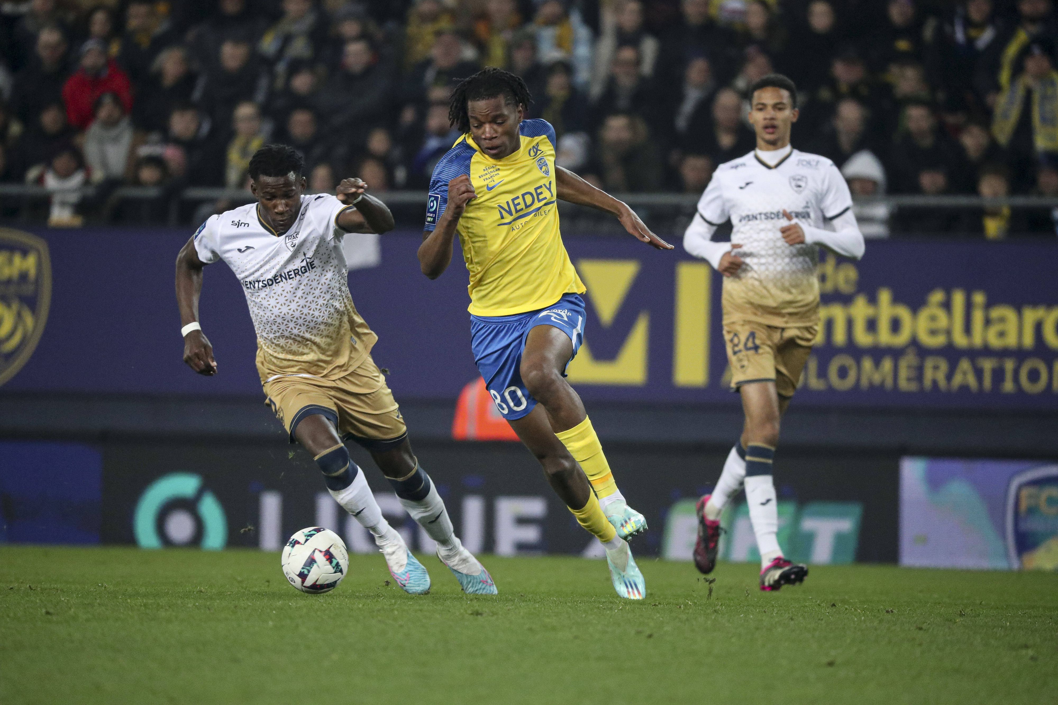 Skelly Alvero (M.) liefert sich am 11. Februar 2023 ein Laufduell mit Gegenspielern im Spiel des FC Sochaux.