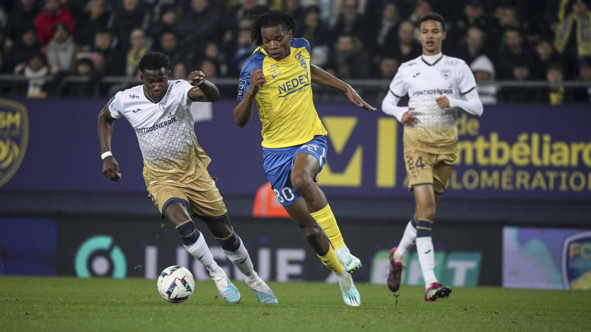 Skelly Alvero (M.) liefert sich am 11. Februar 2023 ein Laufduell mit Gegenspielern im Spiel des FC Sochaux.