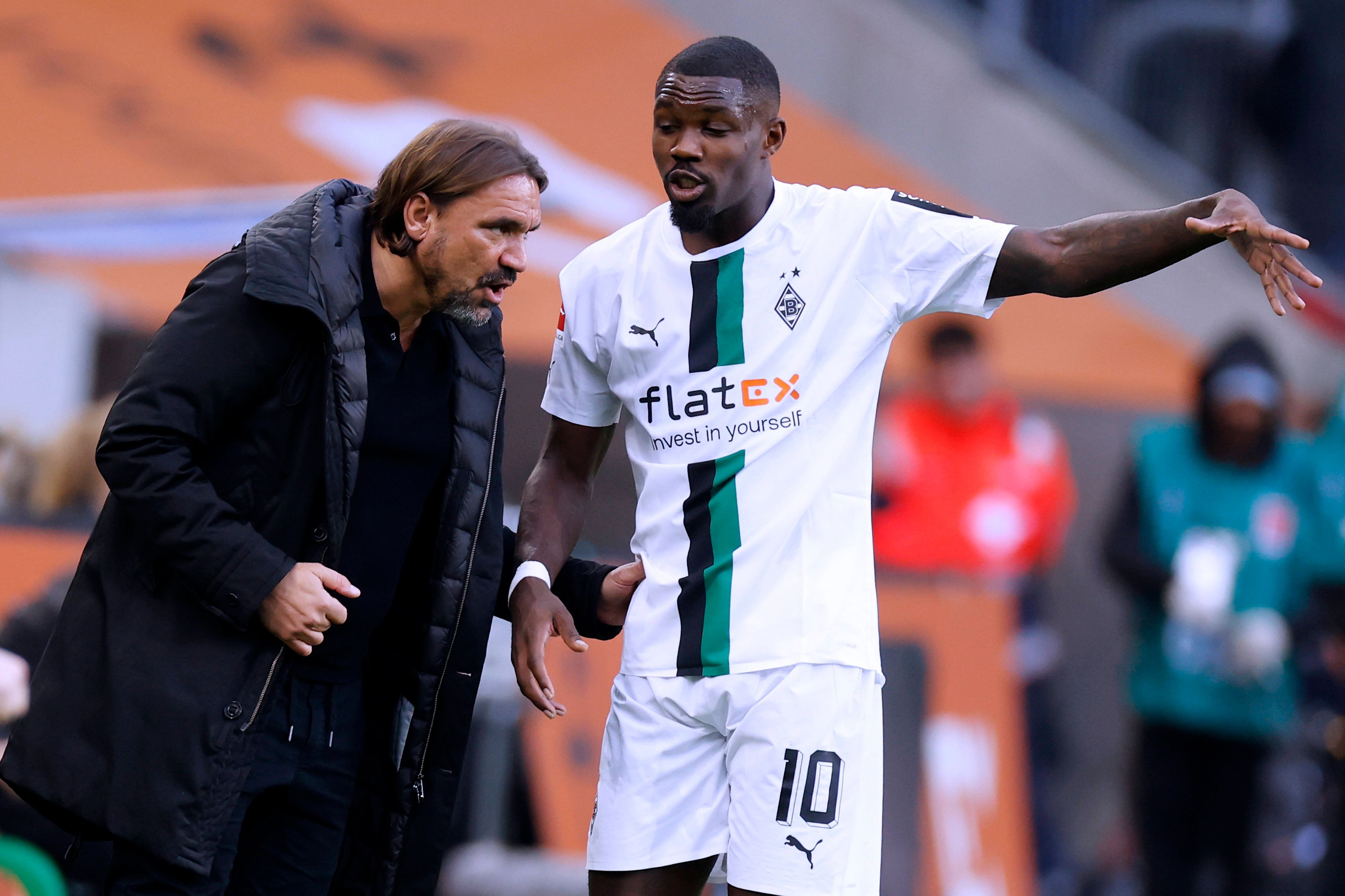 Daniel Farke (l.) und Marcus Thuram unterhalten sich am 17. September 2022 an der Seitenauslinie während eines Spiels von Borussia Mönchengladbach im Borussia-Park.
