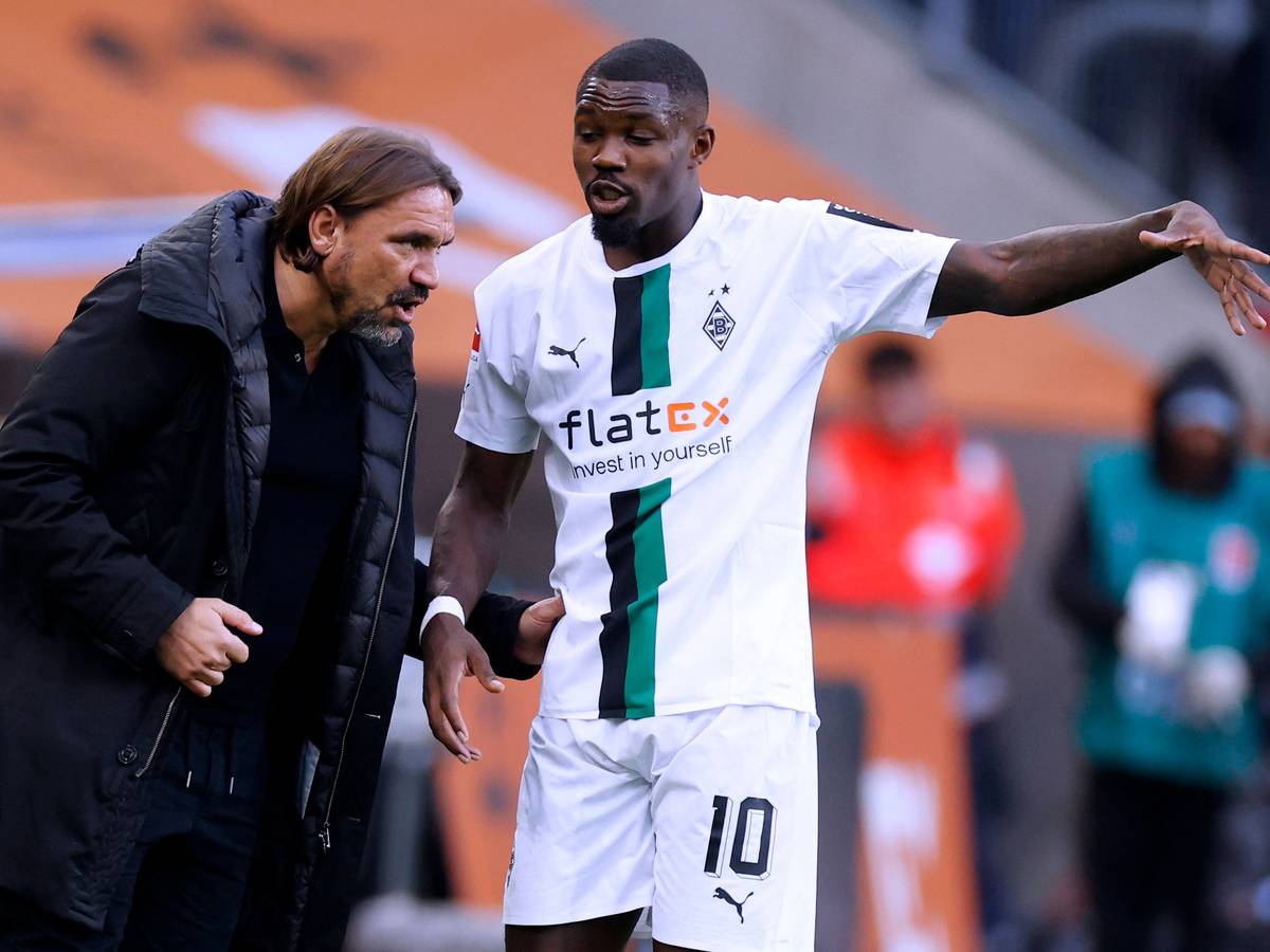 Daniel Farke (l.) und Marcus Thuram unterhalten sich am 17. September 2022 an der Seitenauslinie während eines Spiels von Borussia Mönchengladbach im Borussia-Park.
