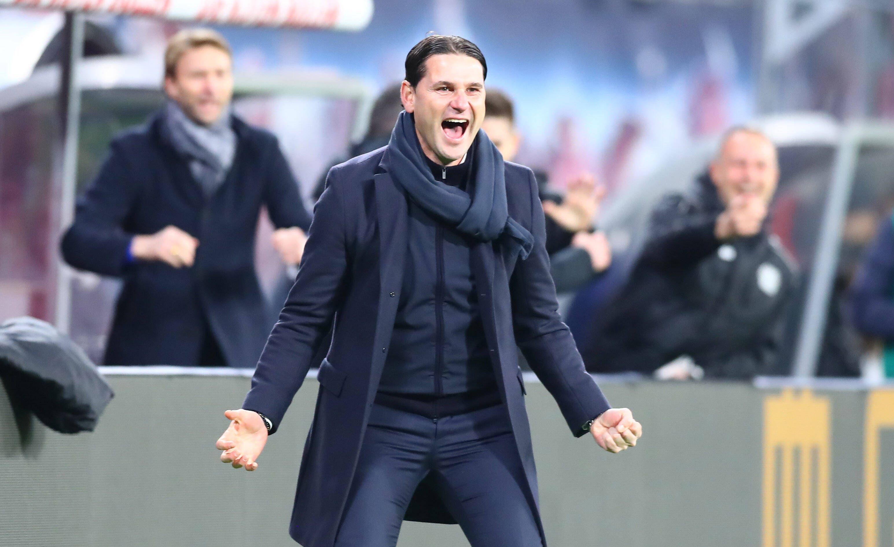Jubel bei Gerardo Seoane! Der Trainer, damals bei Bayer Leverkusen, freut sich über einen Treffer am 28. November 2021.