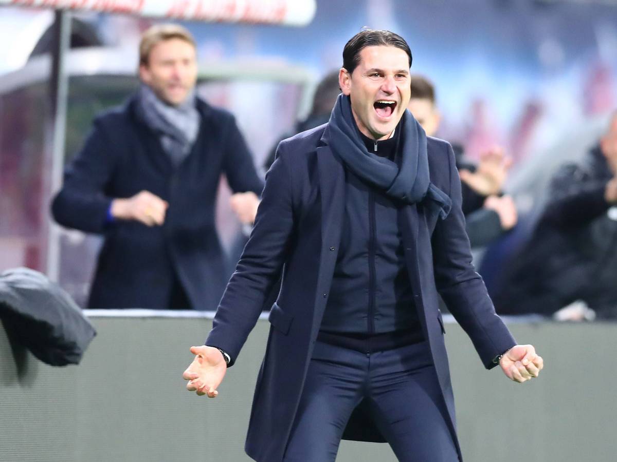 Jubel bei Gerardo Seoane! Der Trainer, damals bei Bayer Leverkusen, freut sich über einen Treffer am 28. November 2021.