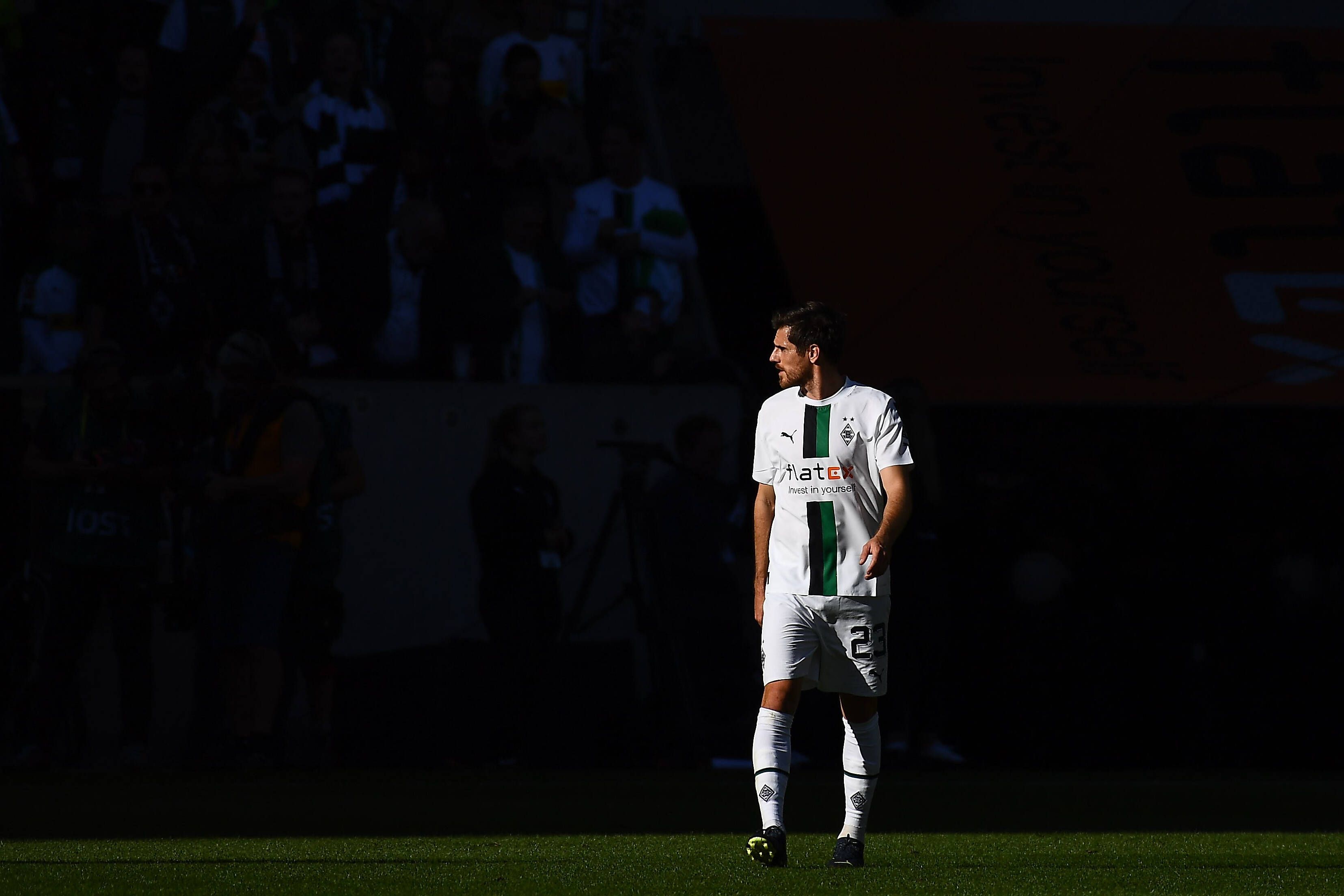 Jonas Hofmann schaut am 9. Oktober 2022 beim Spiel von Borussia Mönchengladbach gegen den 1. FC Köln über seine rechte Schulter.