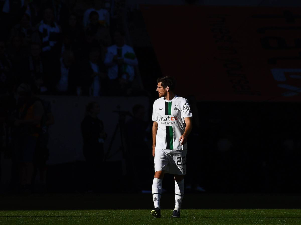 Jonas Hofmann schaut am 9. Oktober 2022 beim Spiel von Borussia Mönchengladbach gegen den 1. FC Köln über seine rechte Schulter.