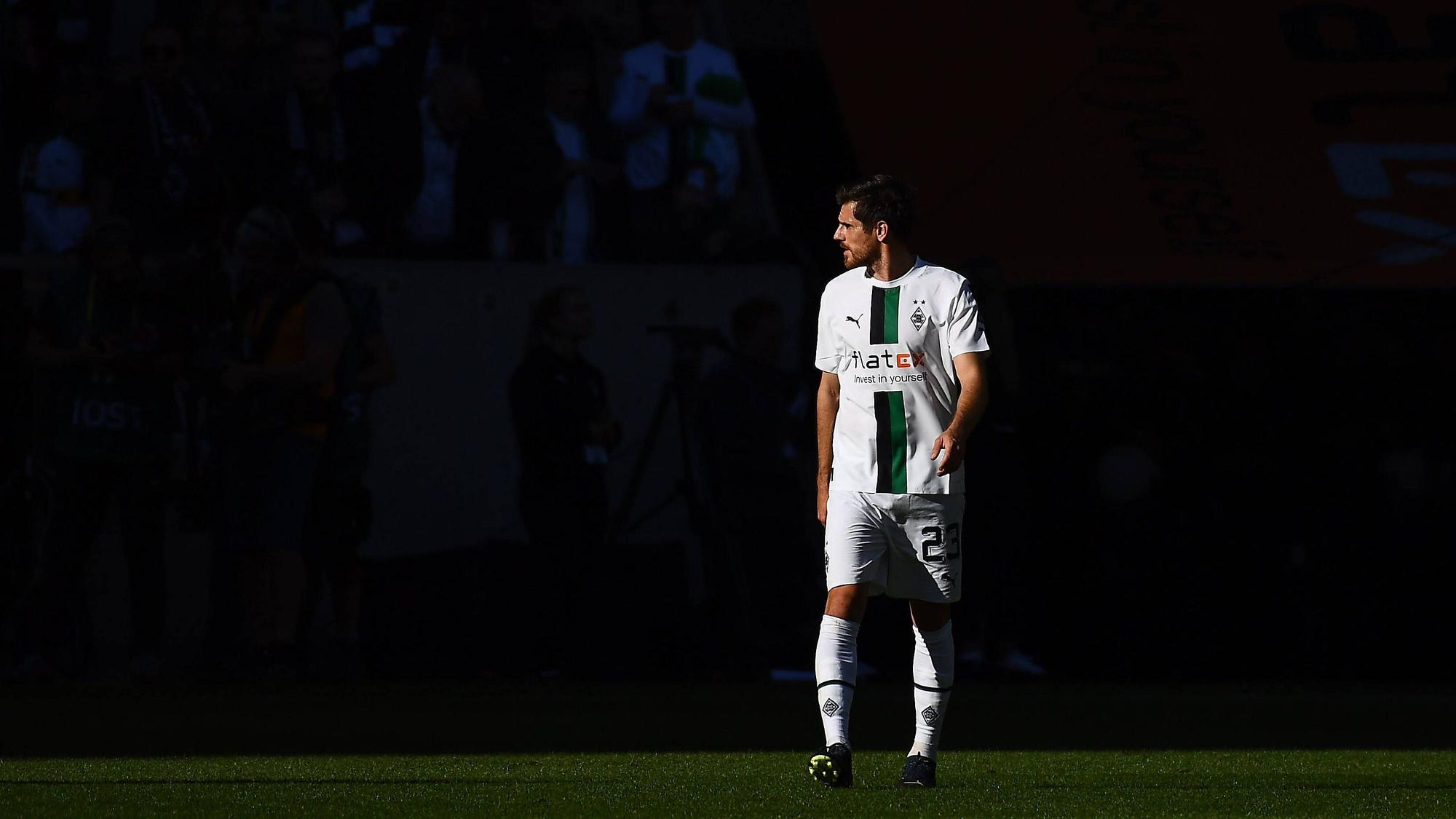 Jonas Hofmann schaut am 9. Oktober 2022 beim Spiel von Borussia Mönchengladbach gegen den 1. FC Köln über seine rechte Schulter.
