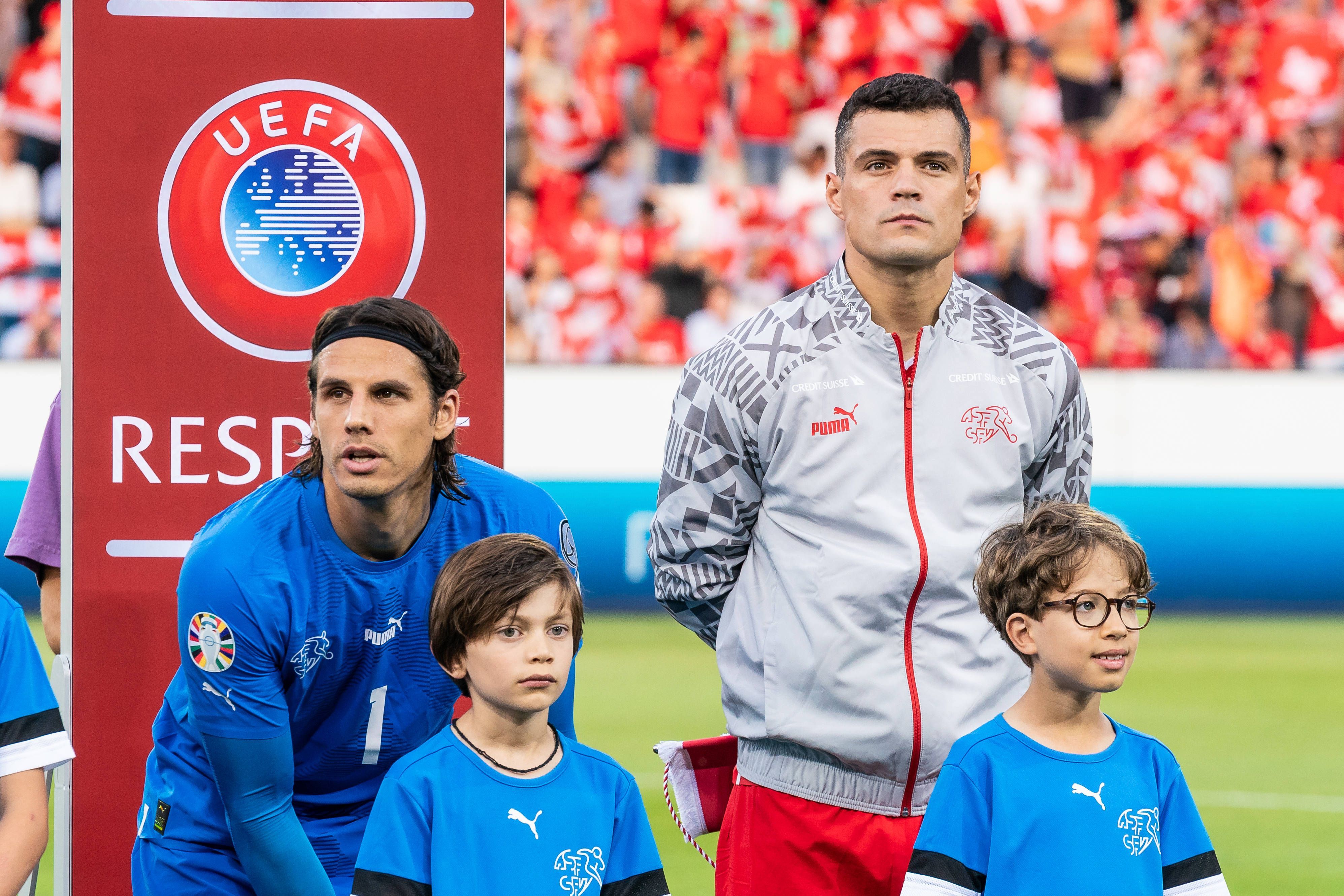 Granit Xhaka (r.), hier am 19. Juni 2023 bei einem Einsatz mit der Schweizer Nationalmannschaft neben Keeper Yann Sommer (l.).