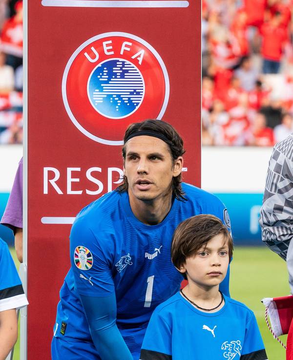 Granit Xhaka (r.), hier am 19. Juni 2023 bei einem Einsatz mit der Schweizer Nationalmannschaft neben Keeper Yann Sommer (l.).
