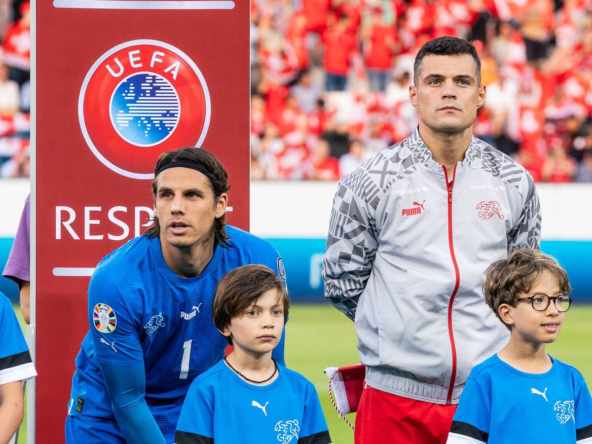 Granit Xhaka (r.), hier am 19. Juni 2023 bei einem Einsatz mit der Schweizer Nationalmannschaft neben Keeper Yann Sommer (l.).