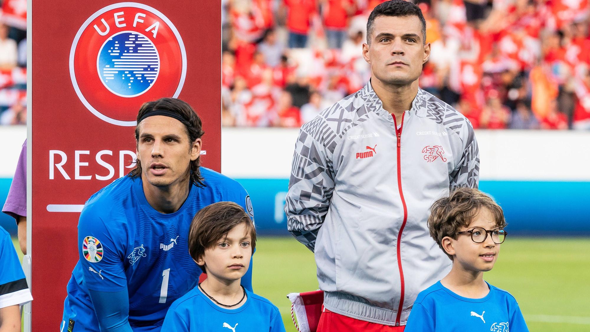 Granit Xhaka (r.), hier am 19. Juni 2023 bei einem Einsatz mit der Schweizer Nationalmannschaft neben Keeper Yann Sommer (l.).