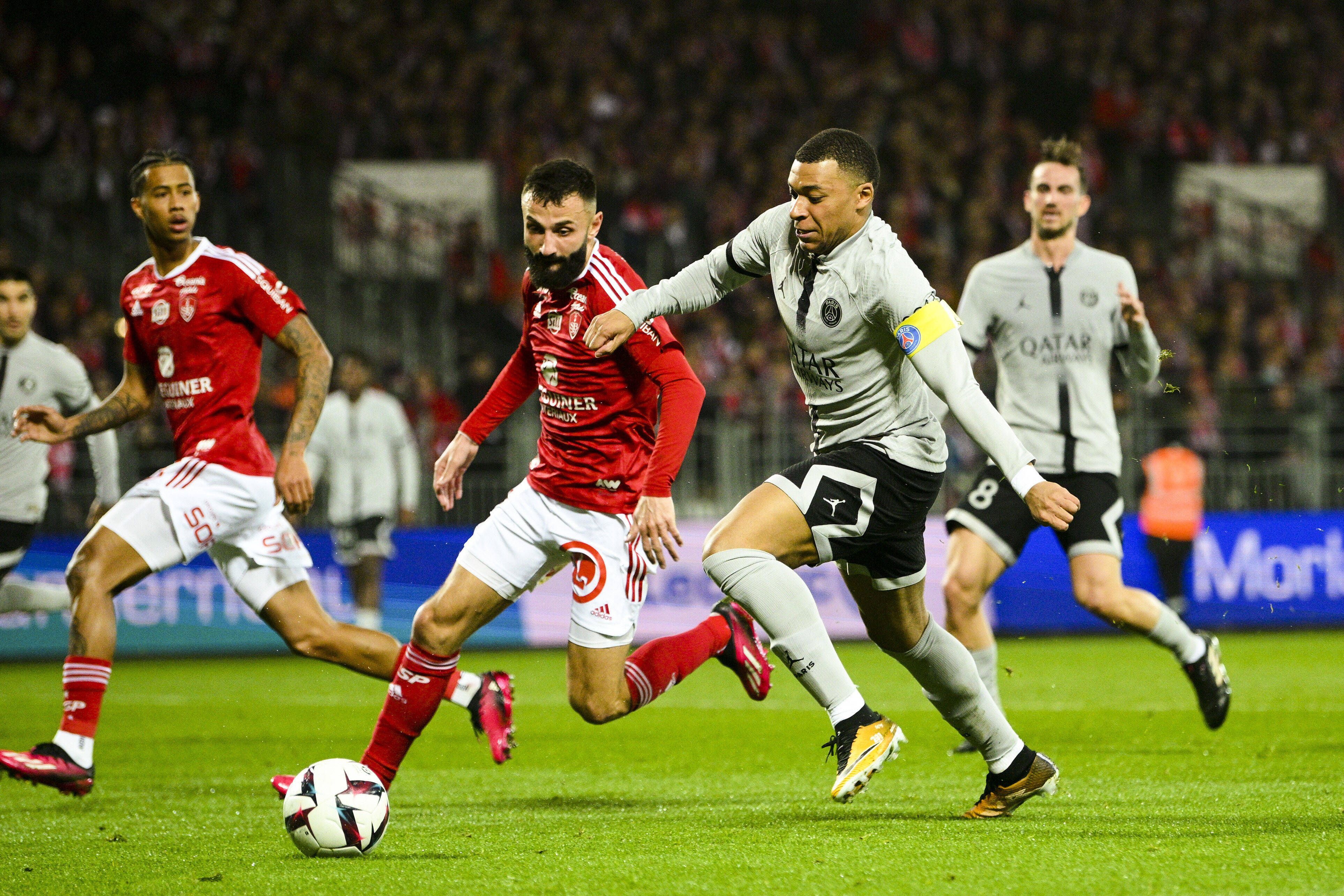Frank Honorat (l.) bestreitet am 11. März 2023 einen Zweikampf mit Kylian Mbappe von Paris Saint-Germain.