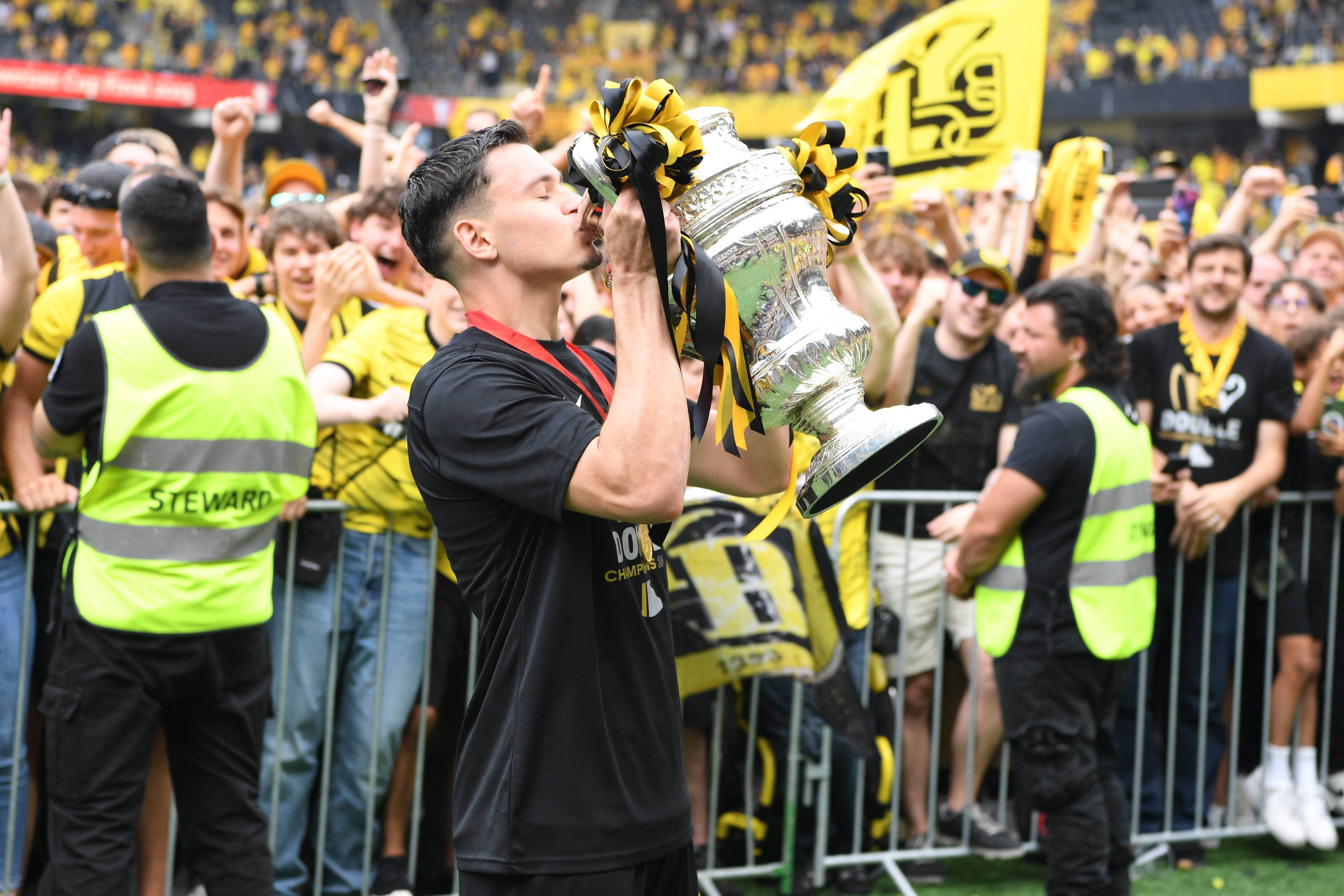 Fabian Rieder bejubelt den Pokalsieg mit Young Boys Bern am 4. Juni 2023.