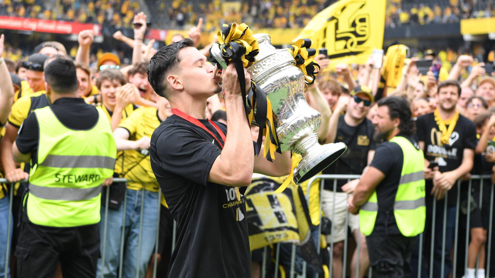 Fabian Rieder bejubelt den Pokalsieg mit Young Boys Bern am 4. Juni 2023.