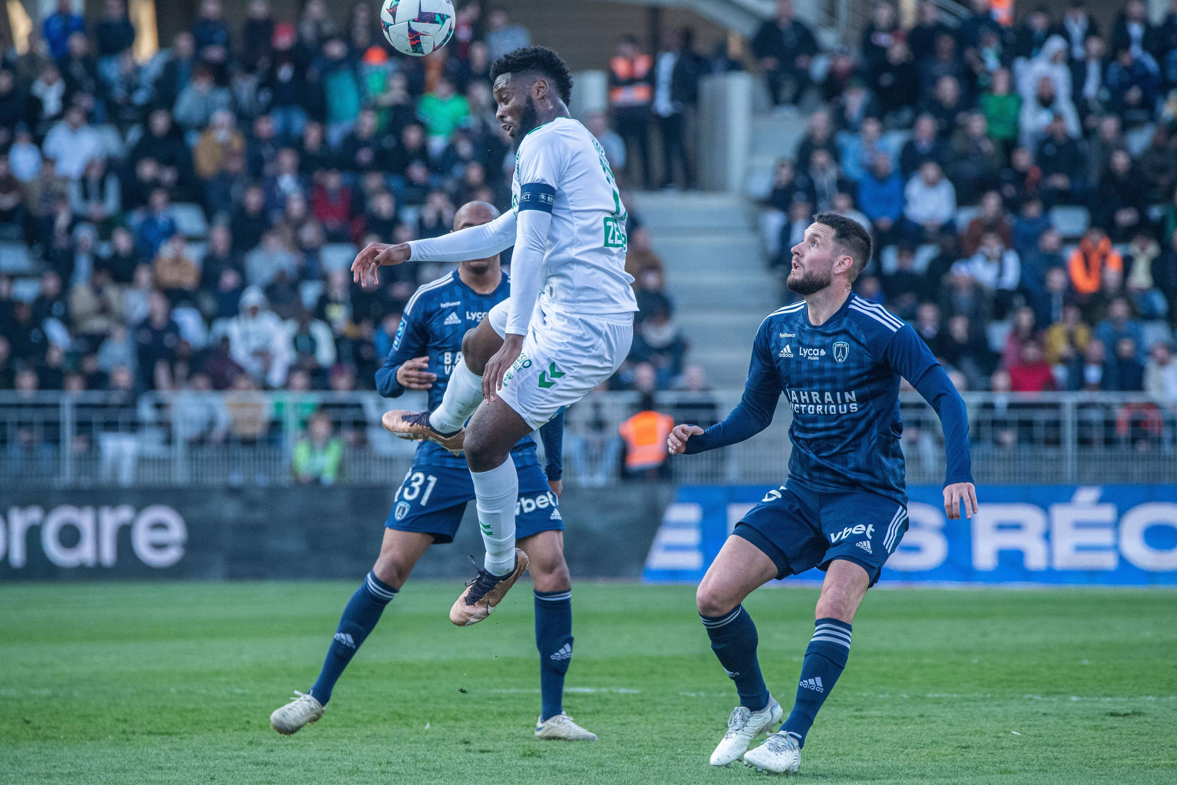 Jean-Philippe Krasso (M.) köpft den Ball im Spiel von Saint-Etienne gegen Paris FC am 8. April 2023.