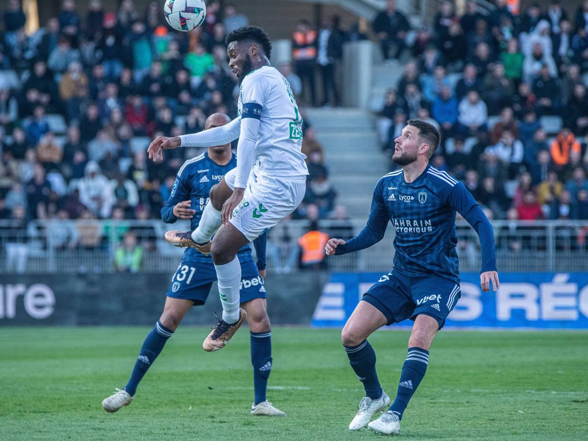 Jean-Philippe Krasso (M.) köpft den Ball im Spiel von Saint-Etienne gegen Paris FC am 8. April 2023.
