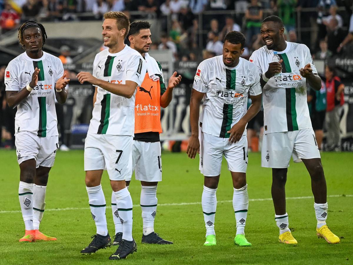Alassane Plea (2.v.r.) und seine Teamkollegen von Borussia Mönchengladbach feiern einen Bundesliga-Sieg am 19. August 2022.