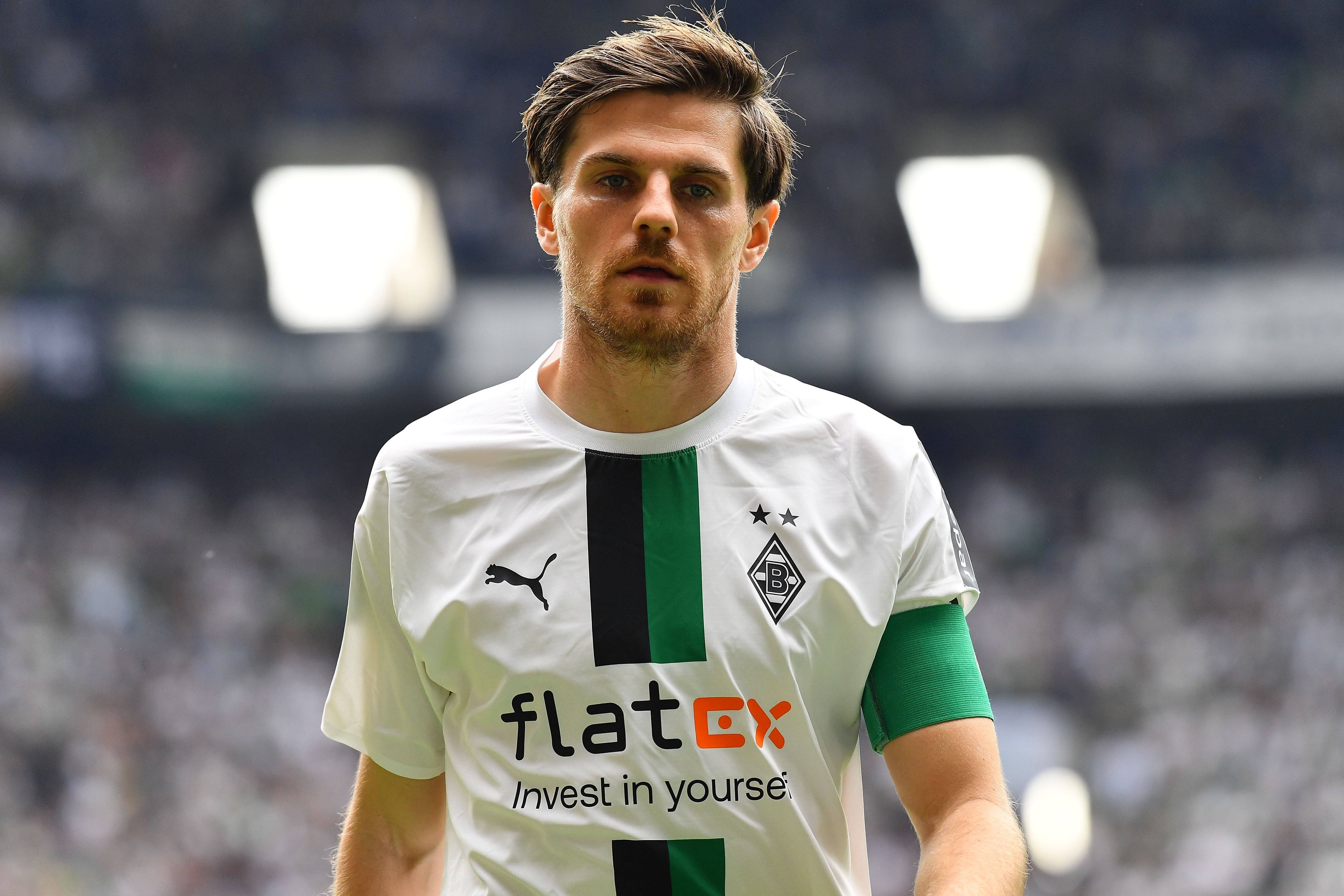 Jonas Hofmann am 6. Mai 2023 im Trikot von Borussia Mönchengladbach. Am linken Arm trägt er die Gladbach-Kapitänsbinde.