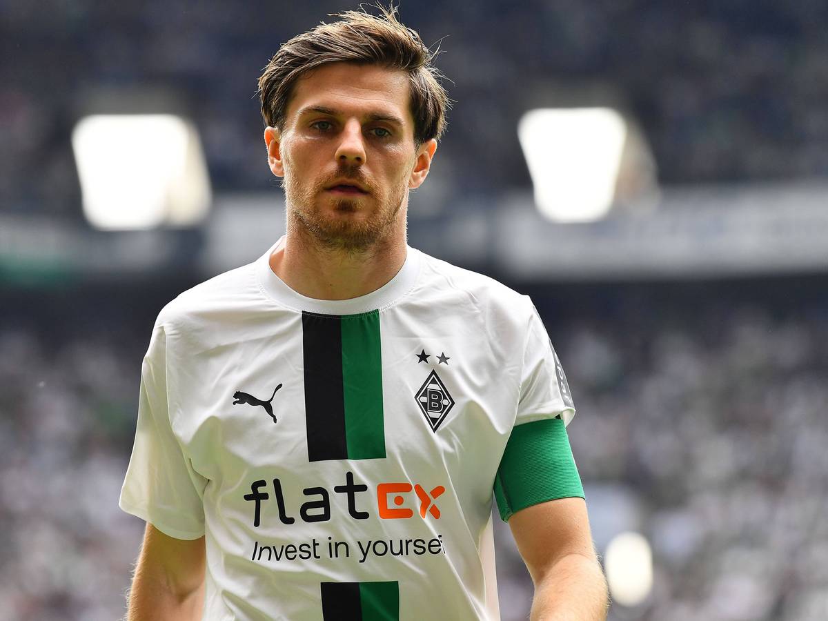 Jonas Hofmann am 6. Mai 2023 im Trikot von Borussia Mönchengladbach. Am linken Arm trägt er die Gladbach-Kapitänsbinde.