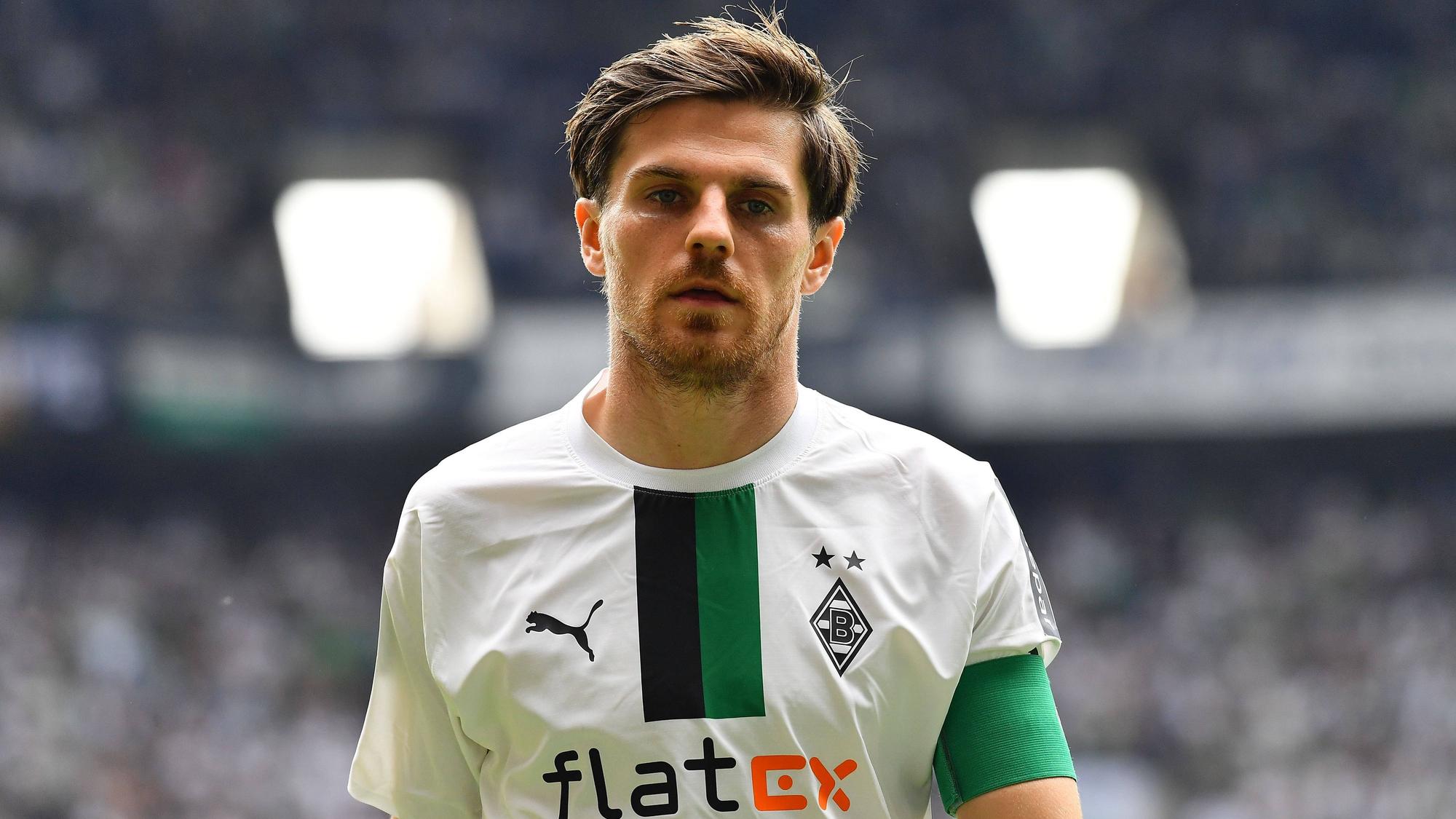 Jonas Hofmann am 6. Mai 2023 im Trikot von Borussia Mönchengladbach. Am linken Arm trägt er die Gladbach-Kapitänsbinde.