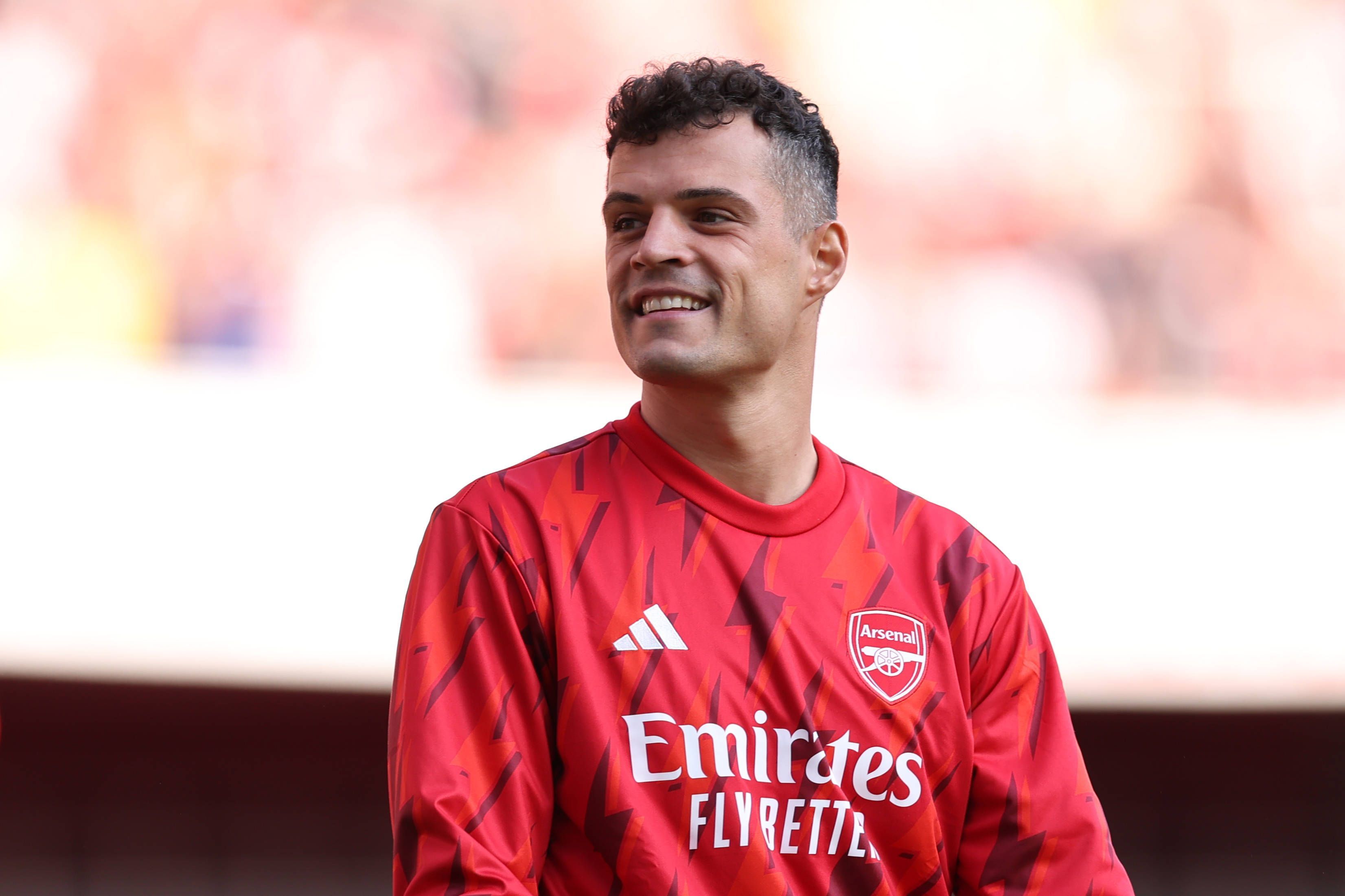 Granit Xhaka, ehemals Spieler von Borussia Mönchengladbach, soll vor einem Wechsel vom FC Arsenal zu Bayer Leverkusen stehen. Das Foto zeigt ihn am 28. Mai gut gelaunt beim Spiel zwischen dem FCA und den Wolverhampton Wanderers.