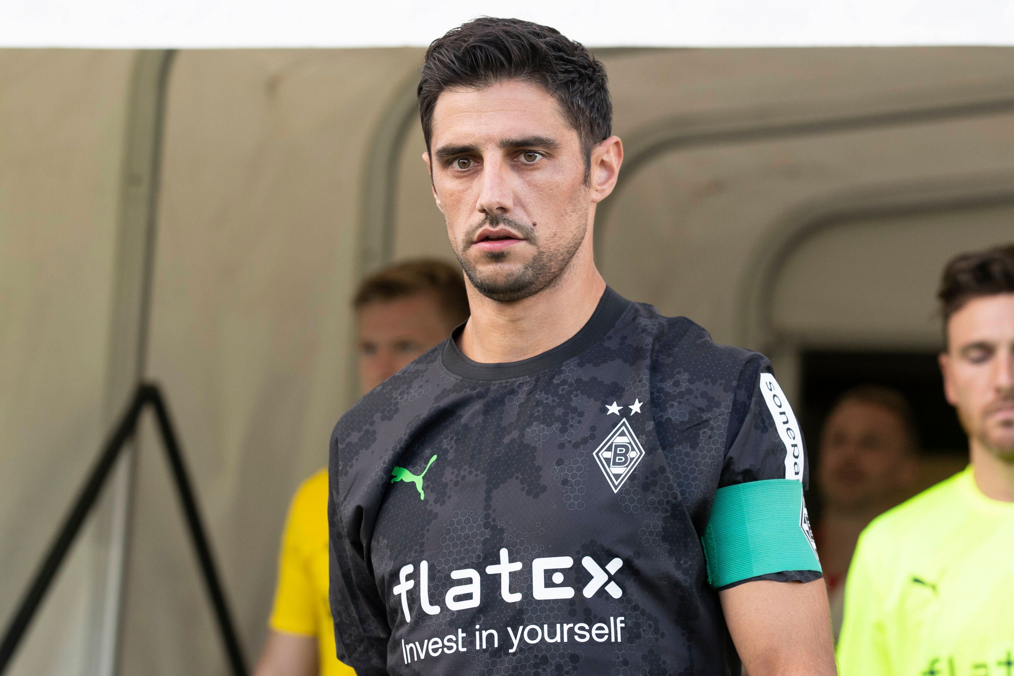 Lars Stindl trug zuletzt über viele Jahre die Kapitänsbinde bei Borussia Mönchengladbach, so wie hier am 1. Juli 2022 bei einem Freundschaftsspiel in Essen. Nun hat der 34-Jährige die Fohlen verlassen. Doch wer kann sein Nachfolger werden?