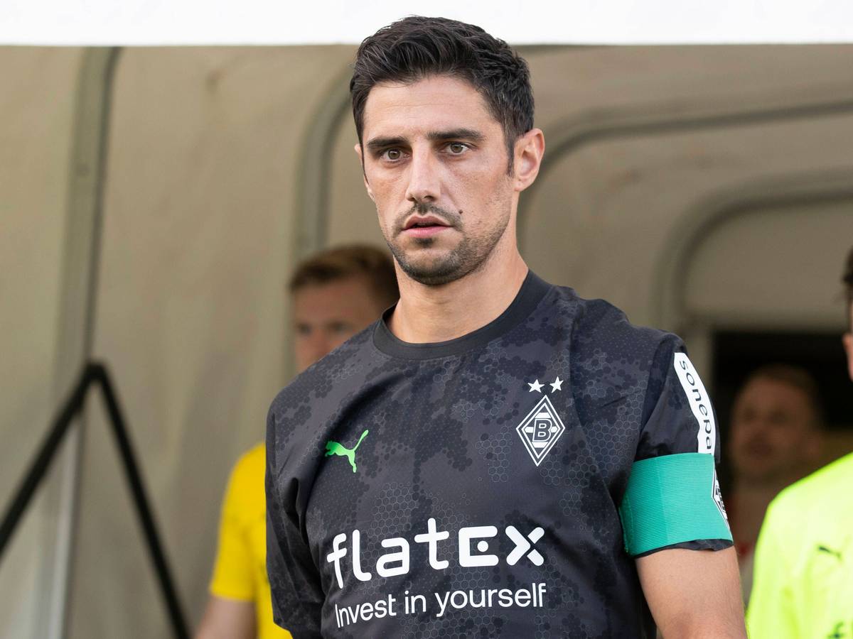 Lars Stindl trug zuletzt über viele Jahre die Kapitänsbinde bei Borussia Mönchengladbach, so wie hier am 1. Juli 2022 bei einem Freundschaftsspiel in Essen. Nun hat der 34-Jährige die Fohlen verlassen. Doch wer kann sein Nachfolger werden?